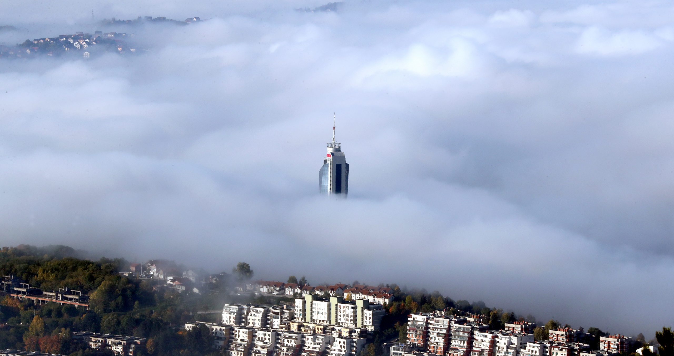 epa08761352 A general view of the surroundings of the city of Sarajevo, Bosnia and Herzegovina, 21 October 2020. With 164 AQI (Air Quality Index), Sarajevo is one of the polluted cities in the world.  EPA-EFE/FEHIM DEMIR