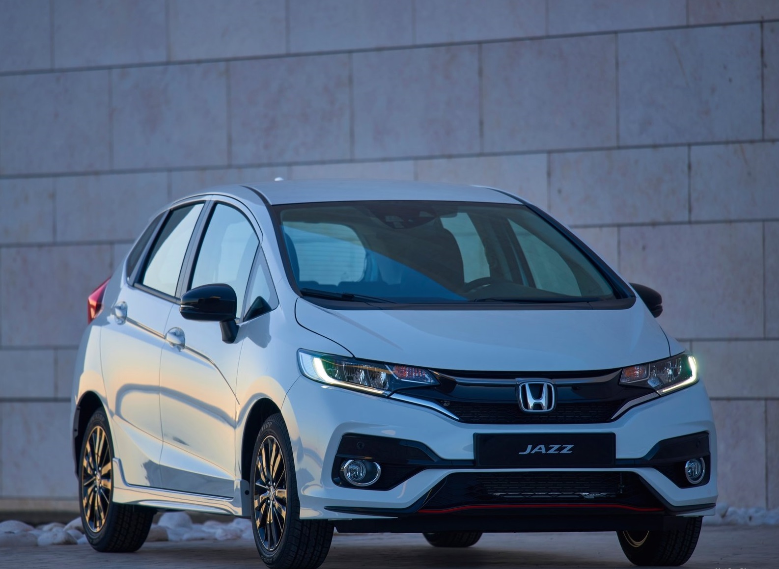 1669623349-Honda-Jazz-2018-1600-01.jpg
