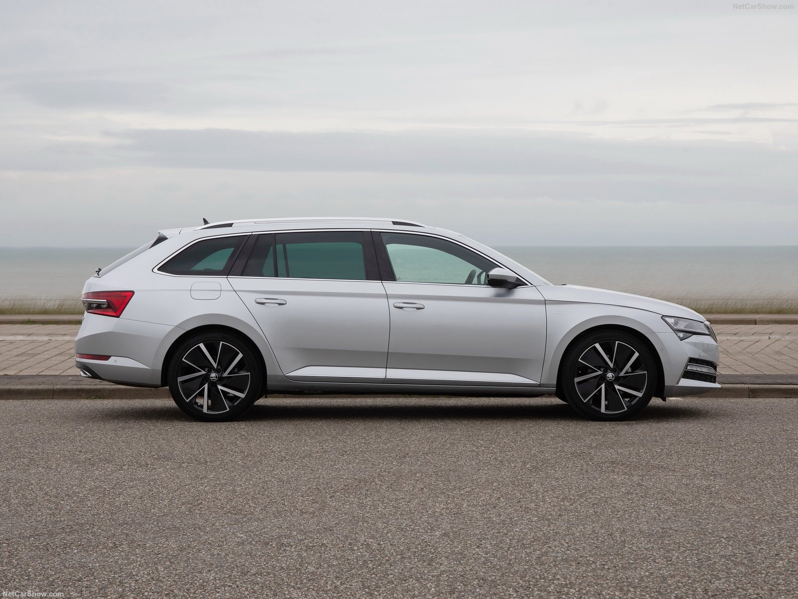 Skoda-Superb_Combi_iV-2020-1600-0e