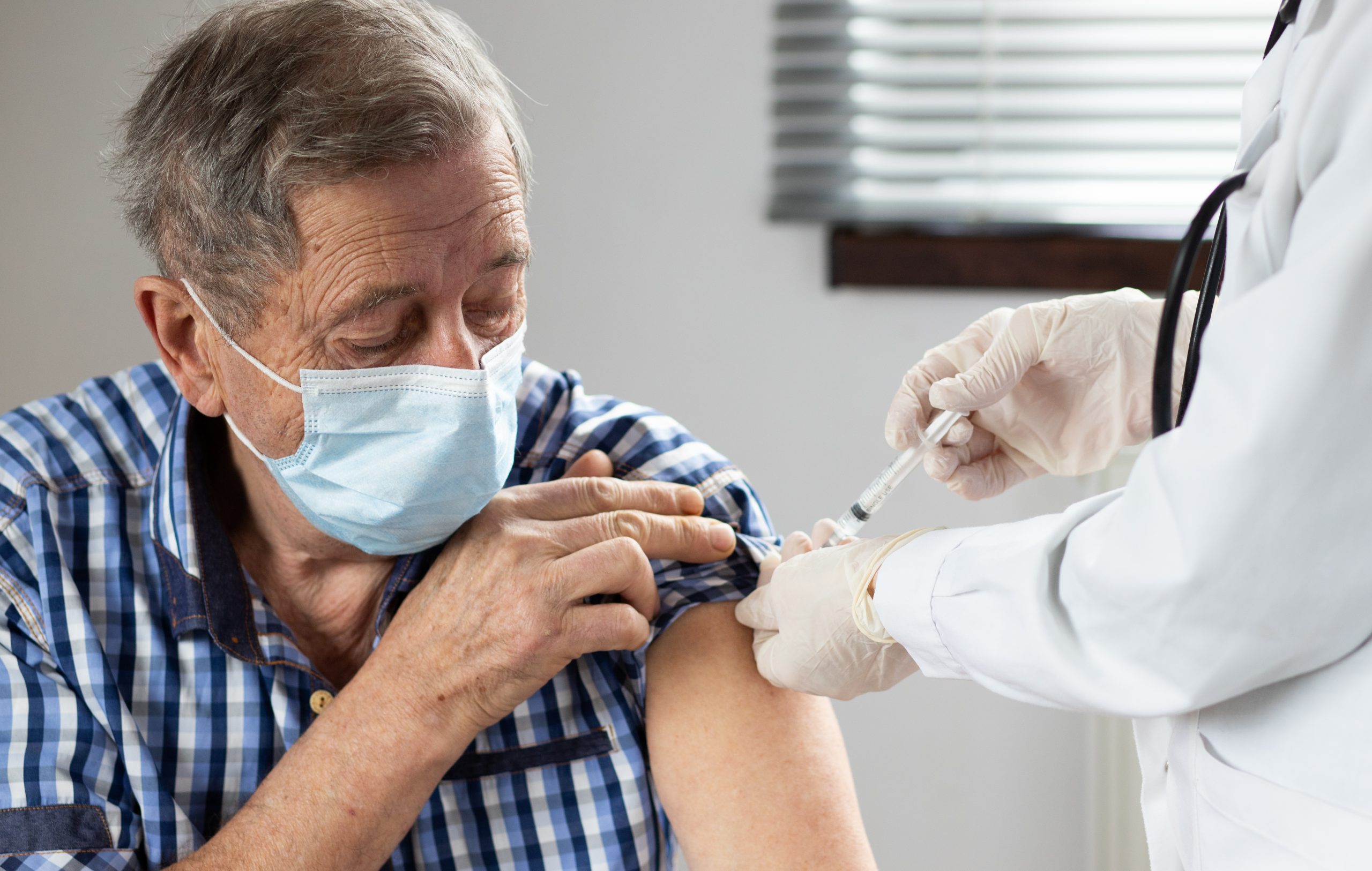 Deka, deda, penzioner, senior, vakcina, vakcinacija Foto: Shutterstock