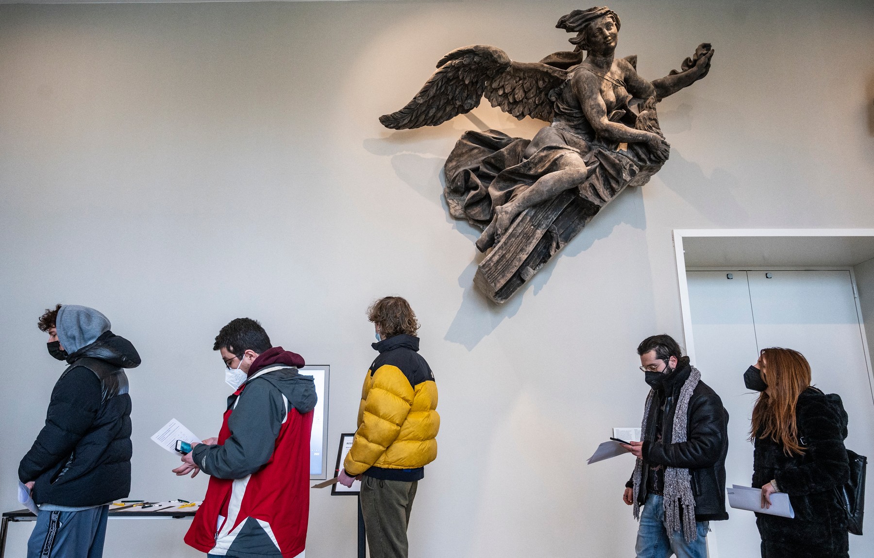People form a queue at a vaccination centre in Berlin's Humboldt Forum museum on January 18, 2022.,Image: 654056916, License: Rights-managed, Restrictions: , Model Release: no, Credit line: John MACDOUGALL / AFP / Profimedia