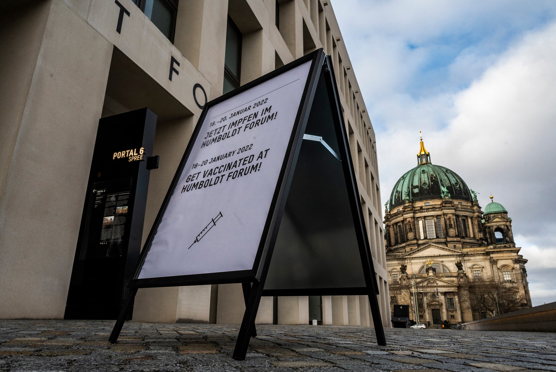 A sign stands outside a vaccination centre at Berlin's Humboldt Forum museum on January 18, 2022.,Image: 654057757, License: Rights-managed, Restrictions: , Model Release: no, Credit line: John MACDOUGALL / AFP / Profimedia