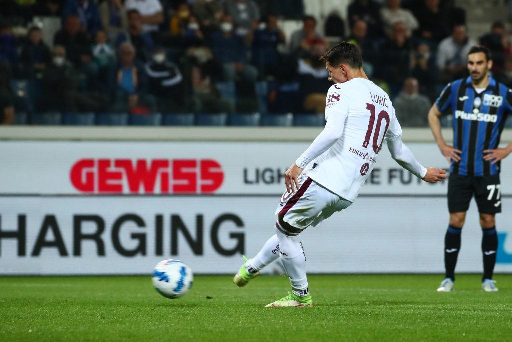 epa09912861 Torino?s Sasa Lukic scores the penalty for the goal of 2-2 during the Italian Serie A soccer match Atalanta BC vs Torino FC at the Gewiss Stadium in Bergamo, Italy, 27 April 2022.  EPA-EFE/PAOLO MAGNI