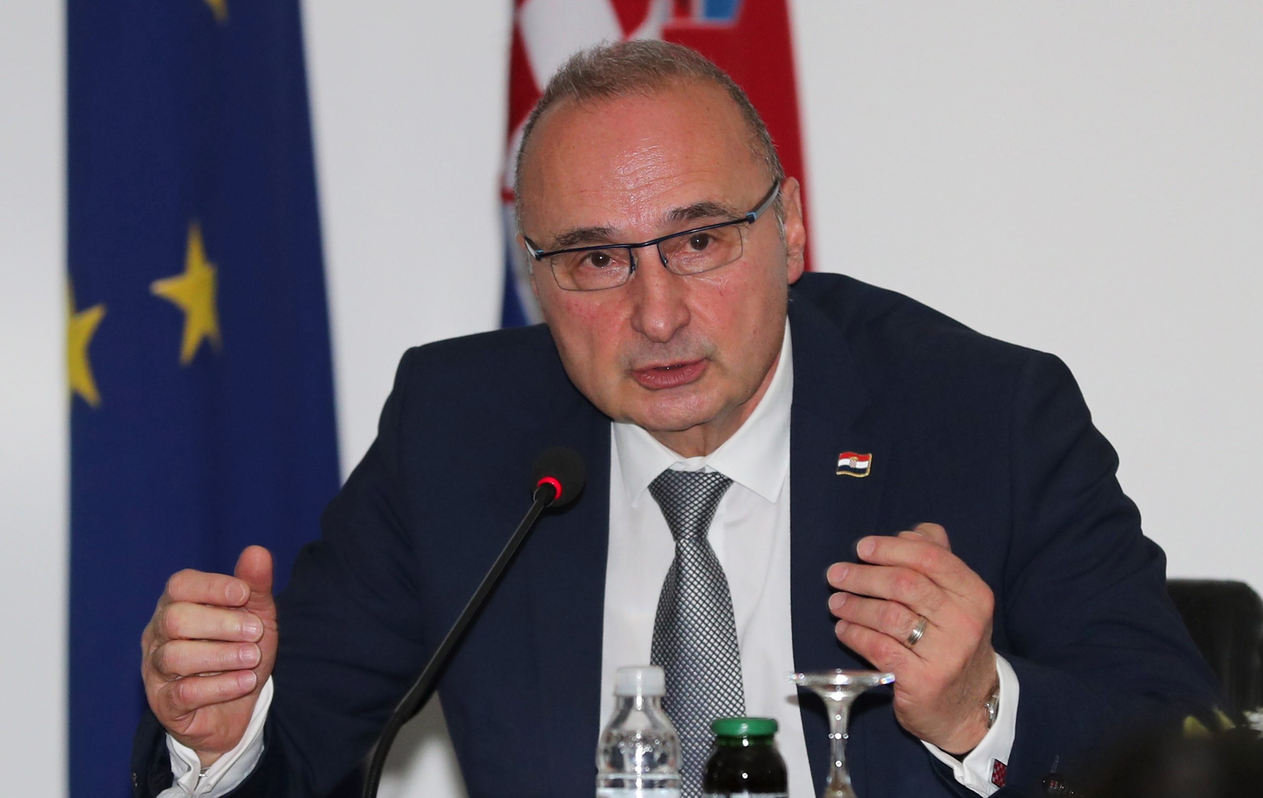epa09667685 Croatian Minister of Foreign and European Affairs Gordan Grlic Radman during a joint press conference with his Bosnia and Herzegovina counterpart after a meeting in Sarajevo, Bosnia and Herzegovina, 05 January 2022.  EPA-EFE/FEHIM DEMIR