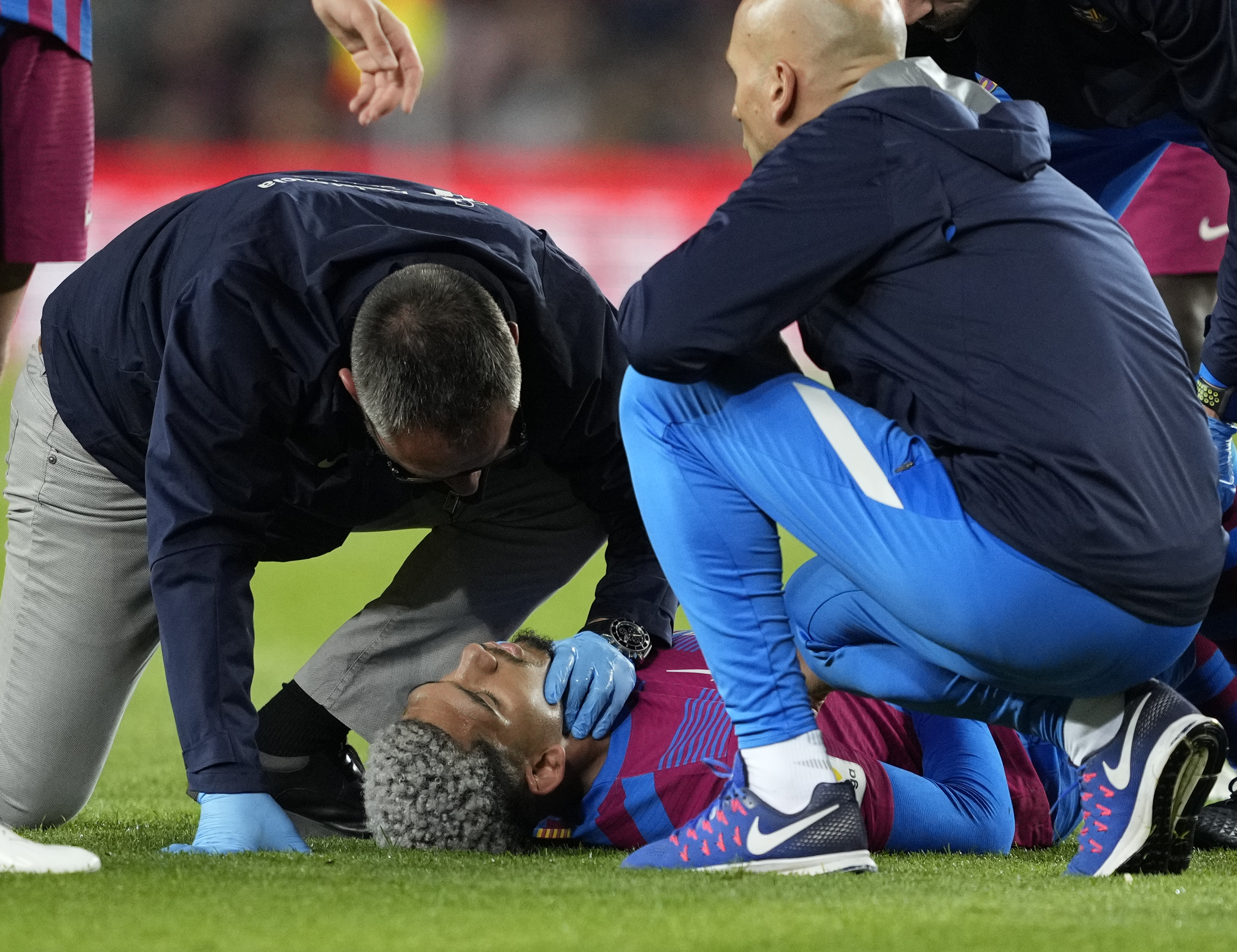 epa09938918 Barcelona's defender Ronald Araujo receives medical attention during the Spanish LaLiga soccer match between FC Barcelona and Celta de Vigo at Camp Nou stadium in Barcelona, Catalonia, Spain, 10 May 2022.  EPA-EFE/ALEJANDRO GARCIA
