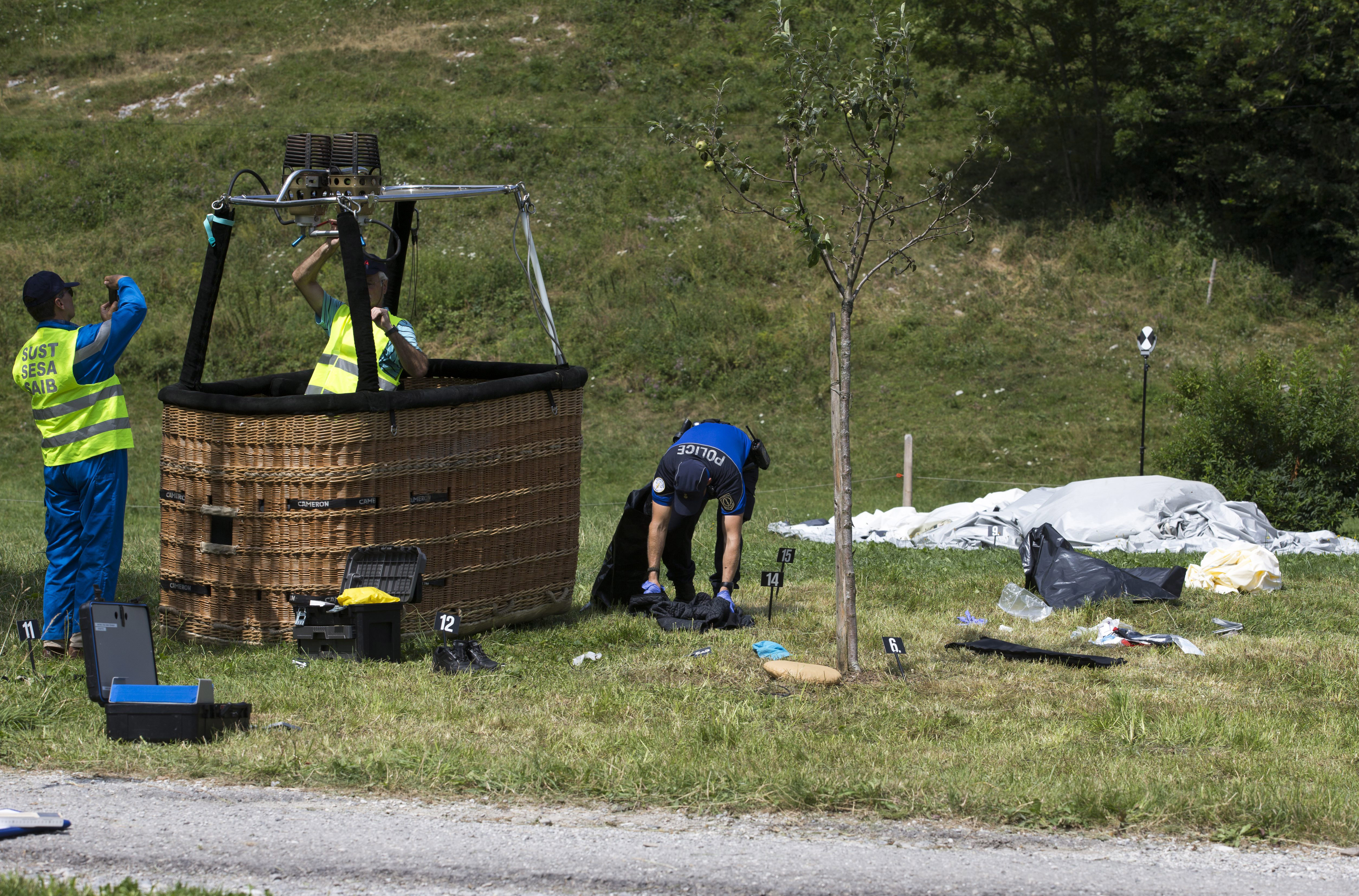 One dead, four injured in hot air balloon crash