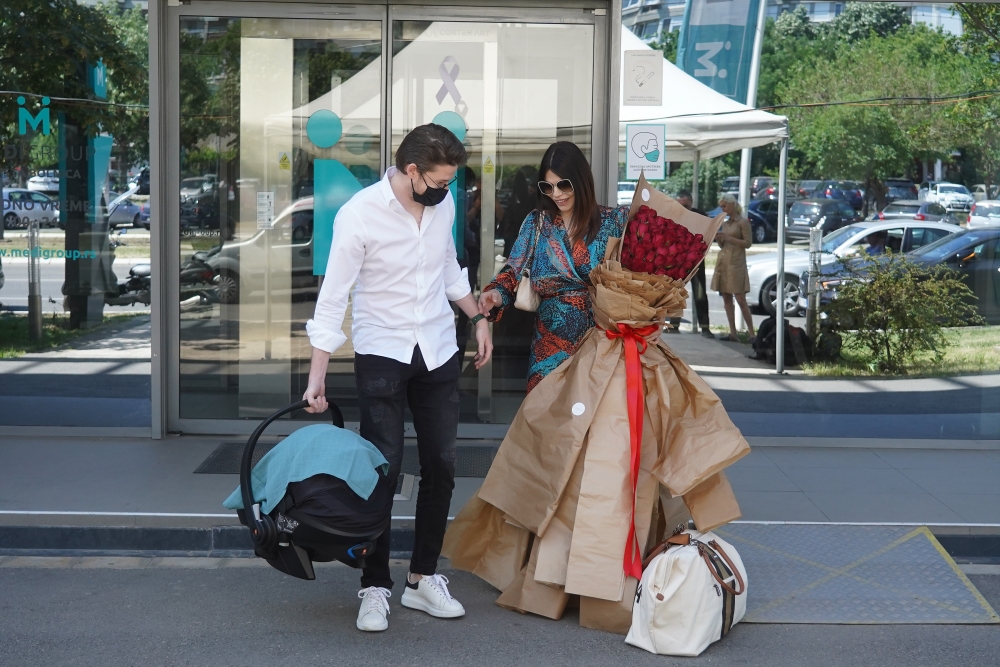 Beograd 16.05.2022. Dejana Živković, izlazak iz porodilišta, izlazi iz porodilišta, beba, porodilište Foto: Antonio Ahel/ATAImages