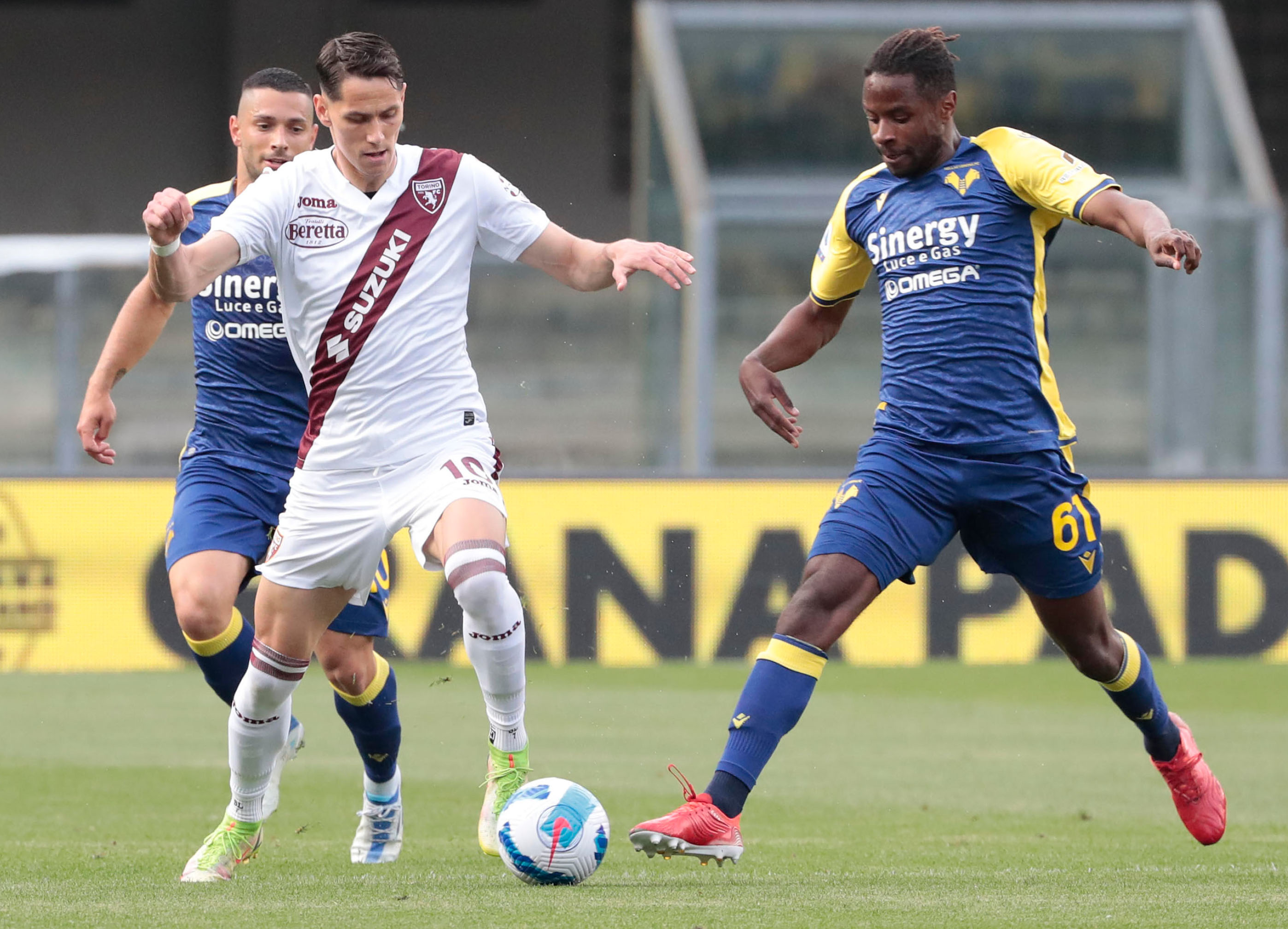epa09946986 Torino's Sasa Lukic (2-L) and Hellas Verona's Adrien Tameze (R) in action during the Italian Serie A soccer match between Hellas Verona and Torino FC in Verona, Italy, 14 May 2022.  EPA-EFE/EMANUELE PENNACCHIO
