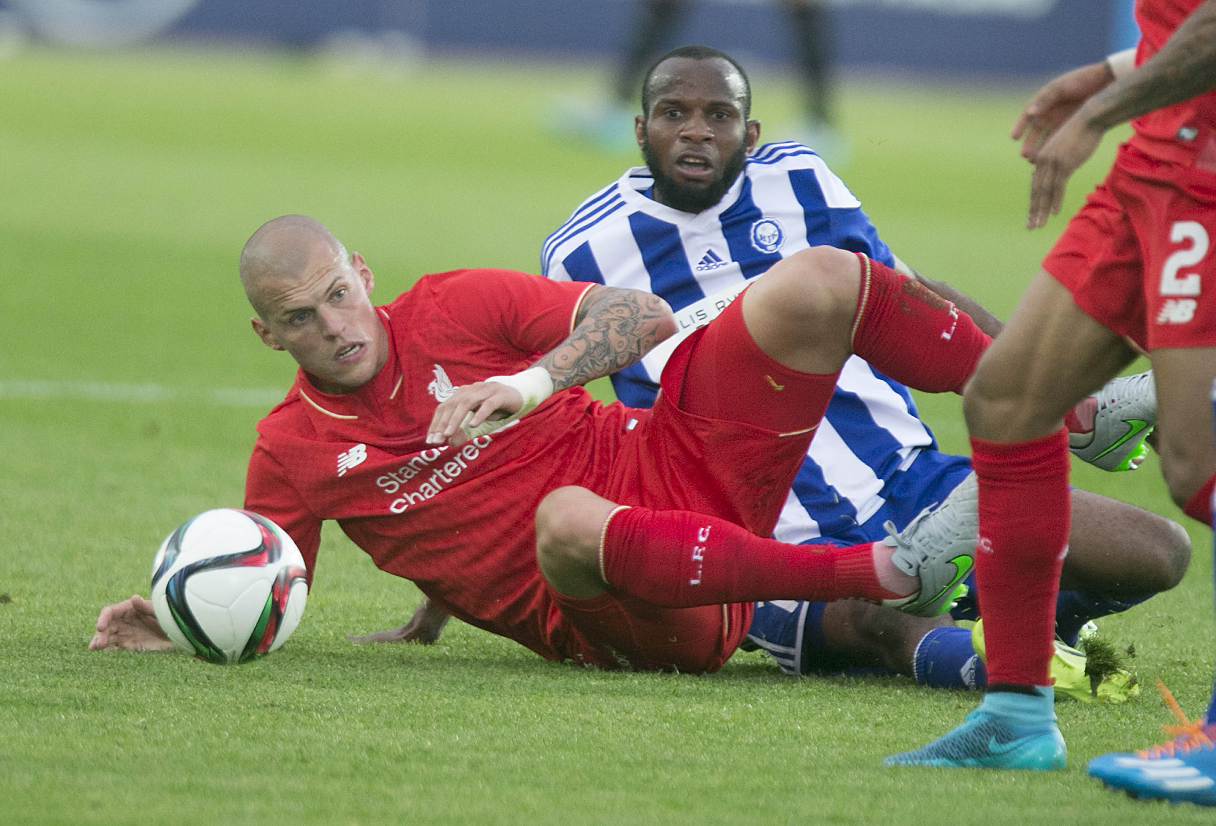 epa04869211 Ousman Lallow (R) of HJK Helsinki and  Martin Skrtel (L) of Liverpool FC compete for the ball during the friendly match between HJK Helsinki and Liverpool FC at the Olympic Stadium in Helsinki, Finland, 01 August 2015.  EPA/MAURI RATILAINEN