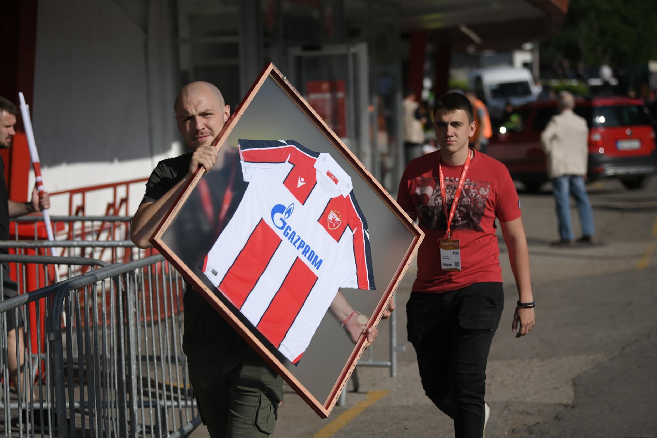 Beograd 22.05.2022. Utakmica, fudbal. crvena zvezda, navijači, dres crvene zvezde u ramu, uramljen dres, , utakmica Crvena zvezda Voždovac