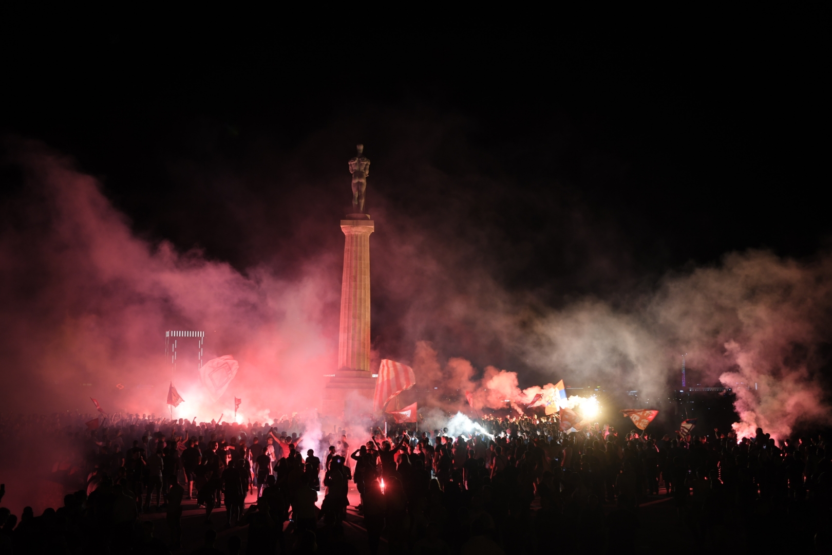 Fudbal-Super Liga, Superliga Season 2021/2022
Crvena Zvezda Kalemegdan, spomenik pobednik
Beograd, 22.05.2022. navijači, ulica, huligani, slavlje, baklje, proslava titule, Titula, šampion
Foto: Dragan Mujan/ Nova.rs