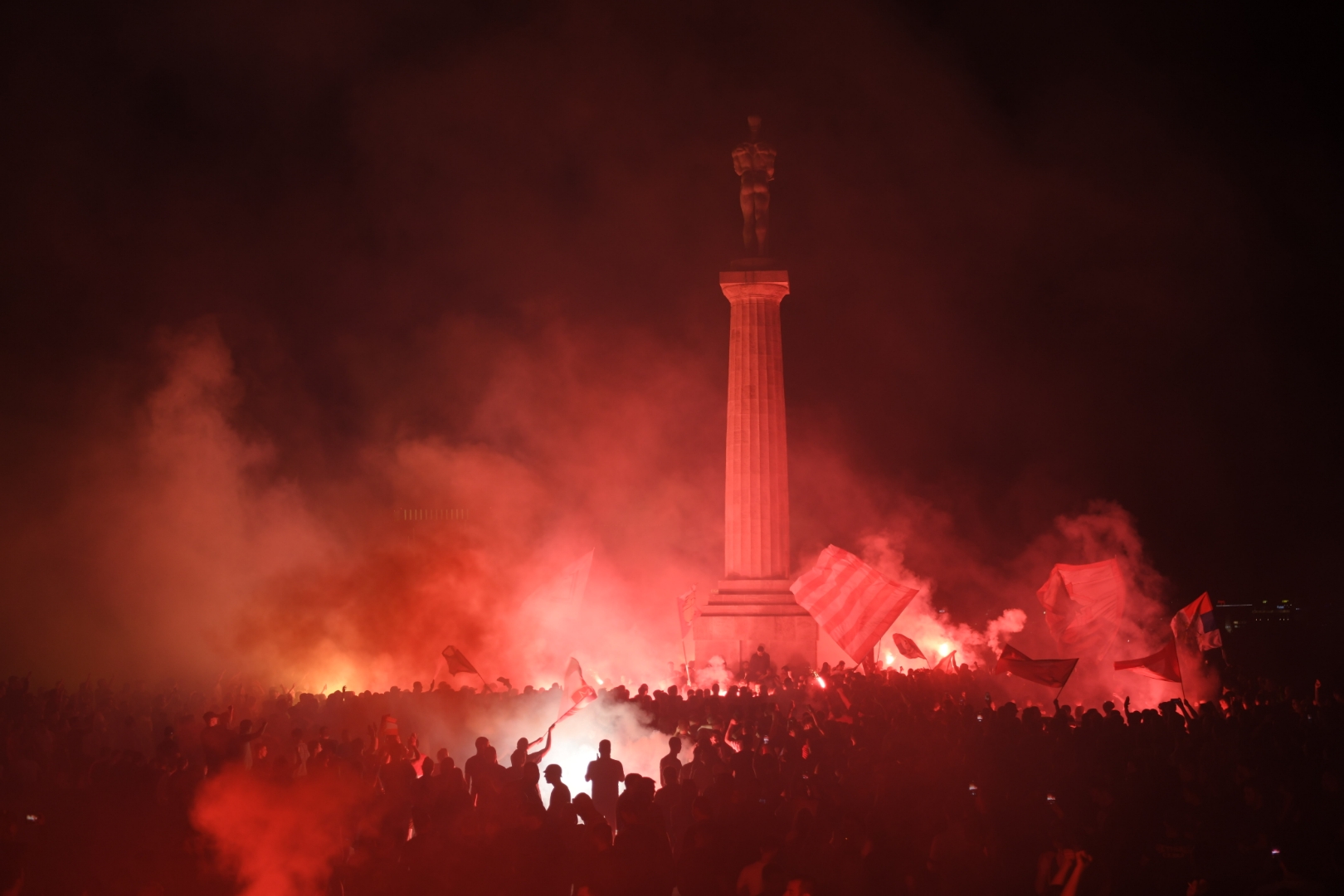 Fudbal-Super Liga, Superliga Season 2021/2022
Crvena Zvezda Kalemegdan, spomenik pobednik
Beograd, 22.05.2022. navijači, ulica, huligani, slavlje, baklje, proslava titule, Titula, šampion
Foto: Dragan Mujan/ Nova.rs