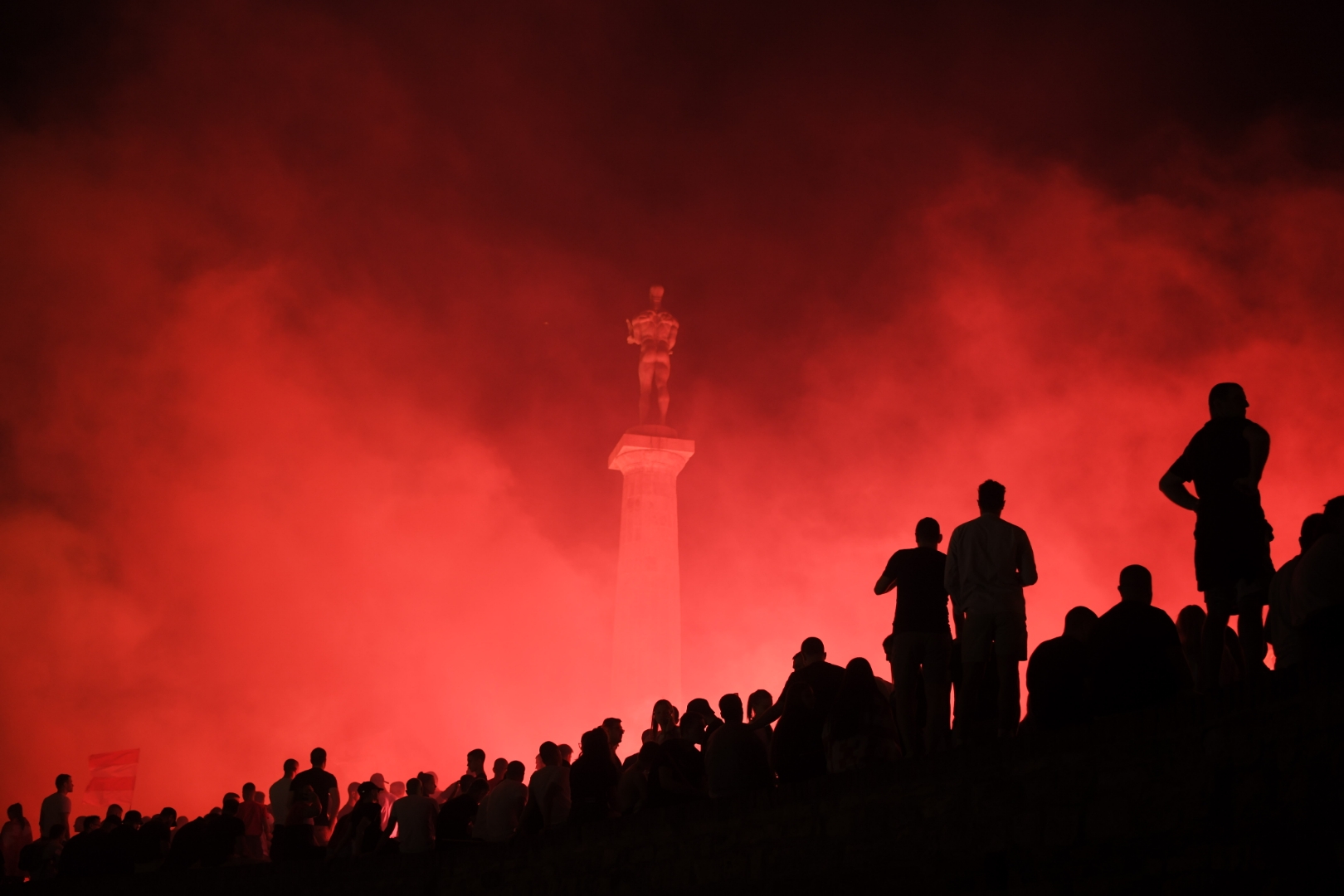 Fudbal-Super Liga, Superliga Season 2021/2022
Crvena Zvezda Kalemegdan, spomenik pobednik
Beograd, 22.05.2022. navijači, ulica, huligani, slavlje, baklje, proslava titule, Titula, šampion
Foto: Dragan Mujan/ Nova.rs