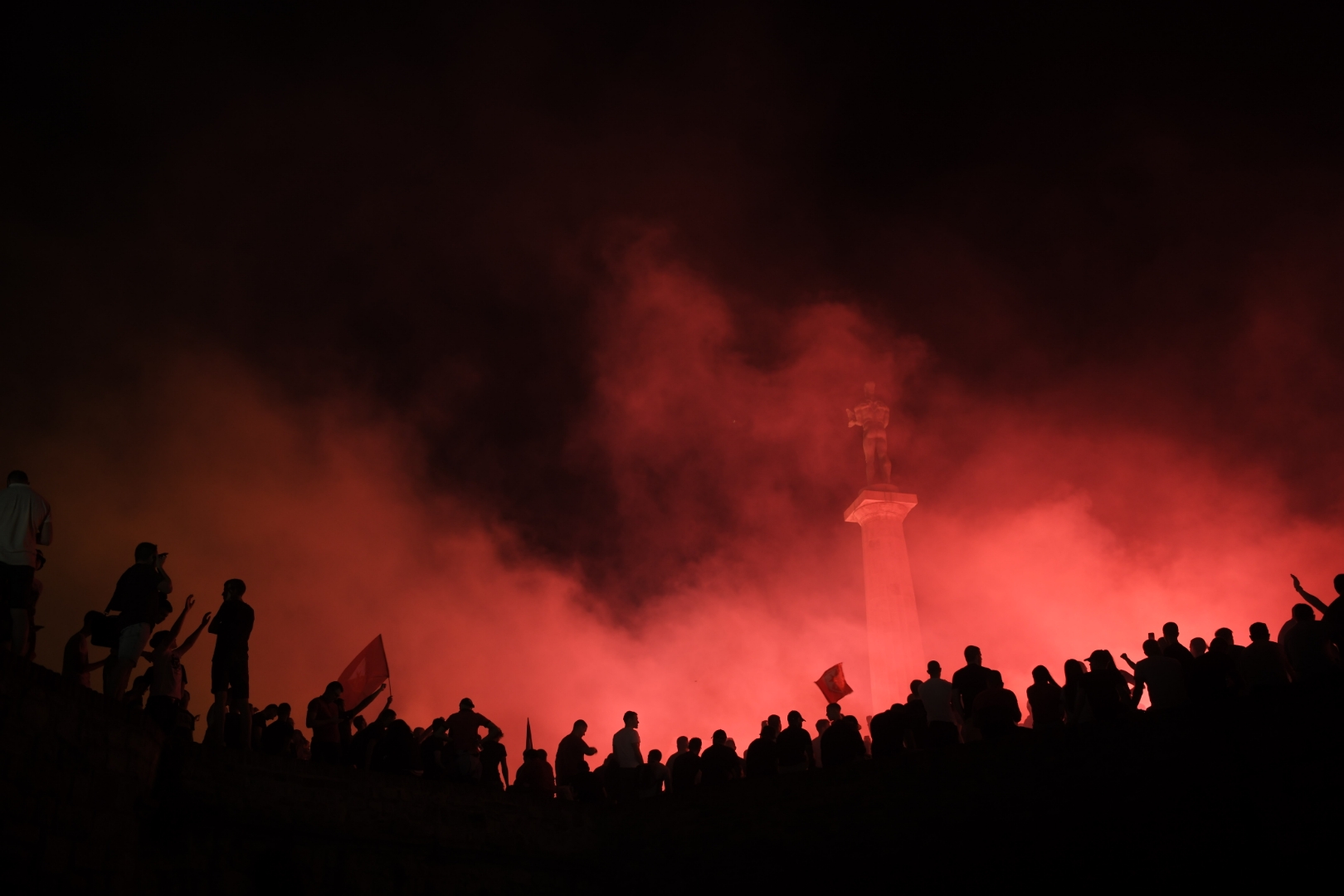 Fudbal-Super Liga, Superliga Season 2021/2022
Crvena Zvezda Kalemegdan, spomenik pobednik
Beograd, 22.05.2022. navijači, ulica, huligani, slavlje, baklje, proslava titule, Titula, šampion
Foto: Dragan Mujan/ Nova.rs