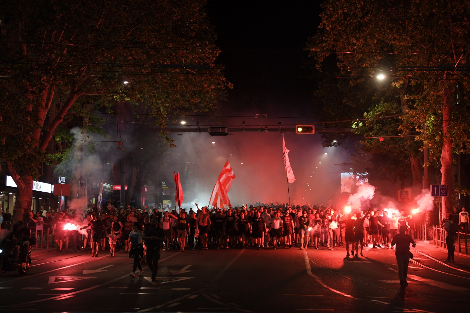 Fudbal-Super Liga, Superliga Season 2021/2022
Crvena Zvezda v Voždovac 
Beograd, 22.05.2022. navijači, ulica, huligani, slavlje, baklje, proslava titule, Titula, šampion
Foto: Dragan Mujan/ Nova.rs