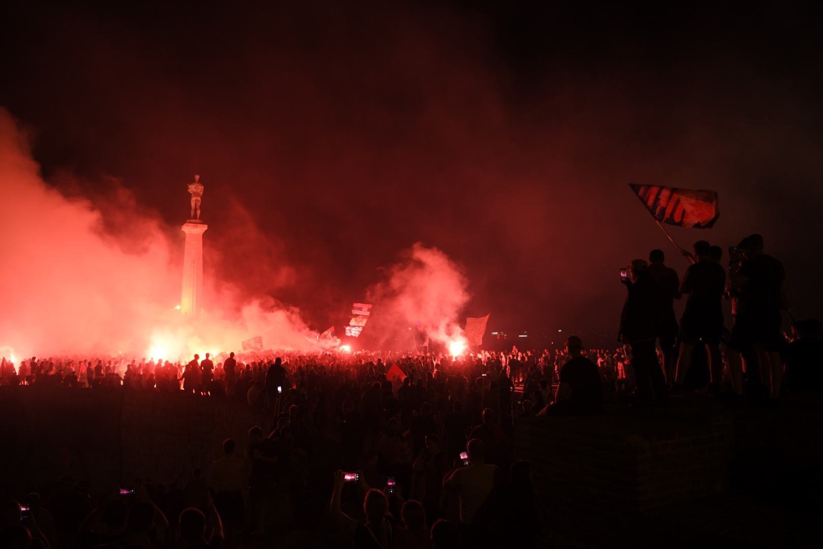 Fudbal-Super Liga, Superliga Season 2021/2022
Crvena Zvezda Kalemegdan, spomenik pobednik
Beograd, 22.05.2022. navijači, ulica, huligani, slavlje, baklje, proslava titule, Titula, šampion
Foto: Dragan Mujan/ Nova.rs