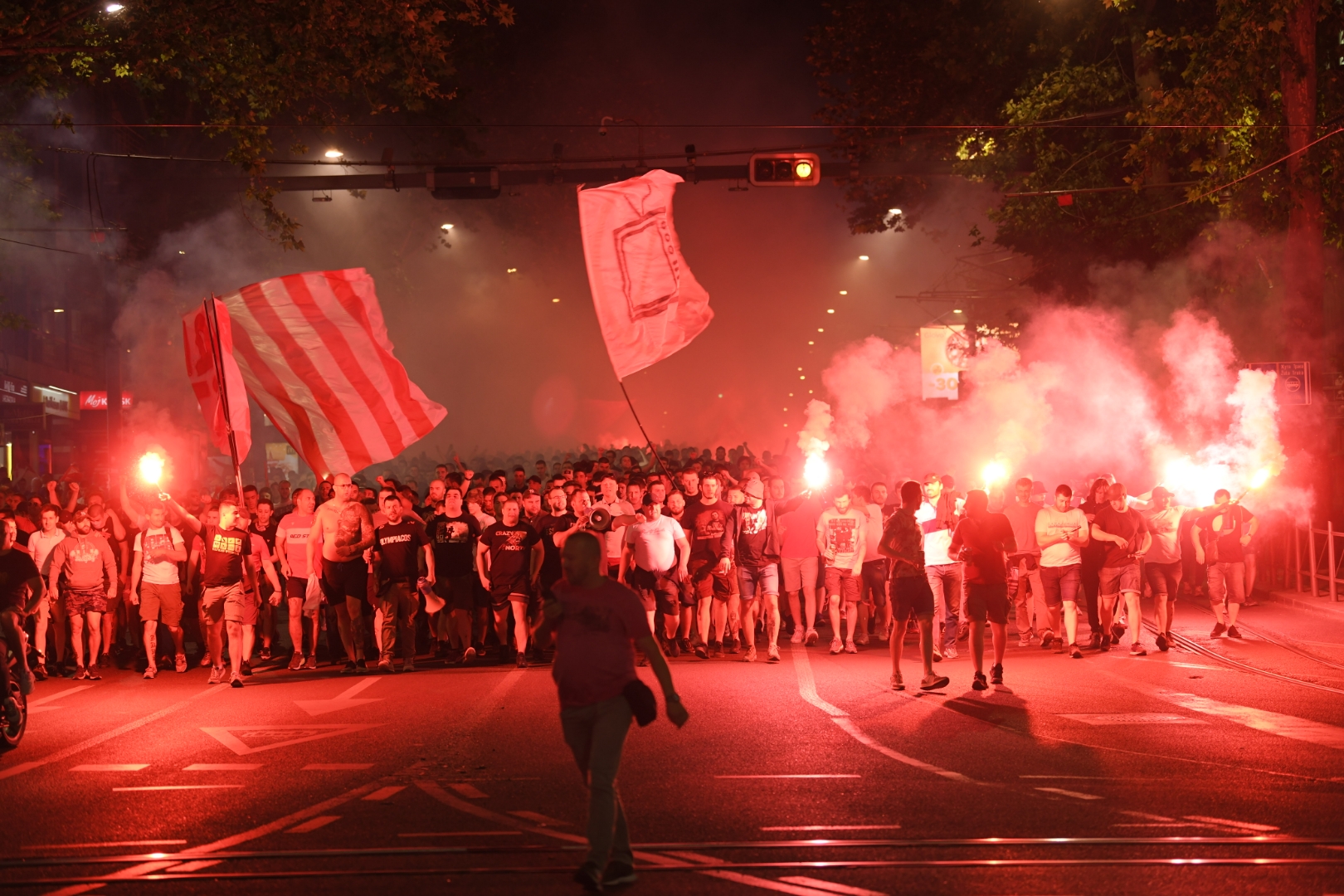 Fudbal-Super Liga, Superliga Season 2021/2022
Crvena Zvezda v Voždovac 
Beograd, 22.05.2022. navijači, ulica, huligani, slavlje, baklje, proslava titule, Titula, šampion
Foto: Dragan Mujan/ Nova.rs