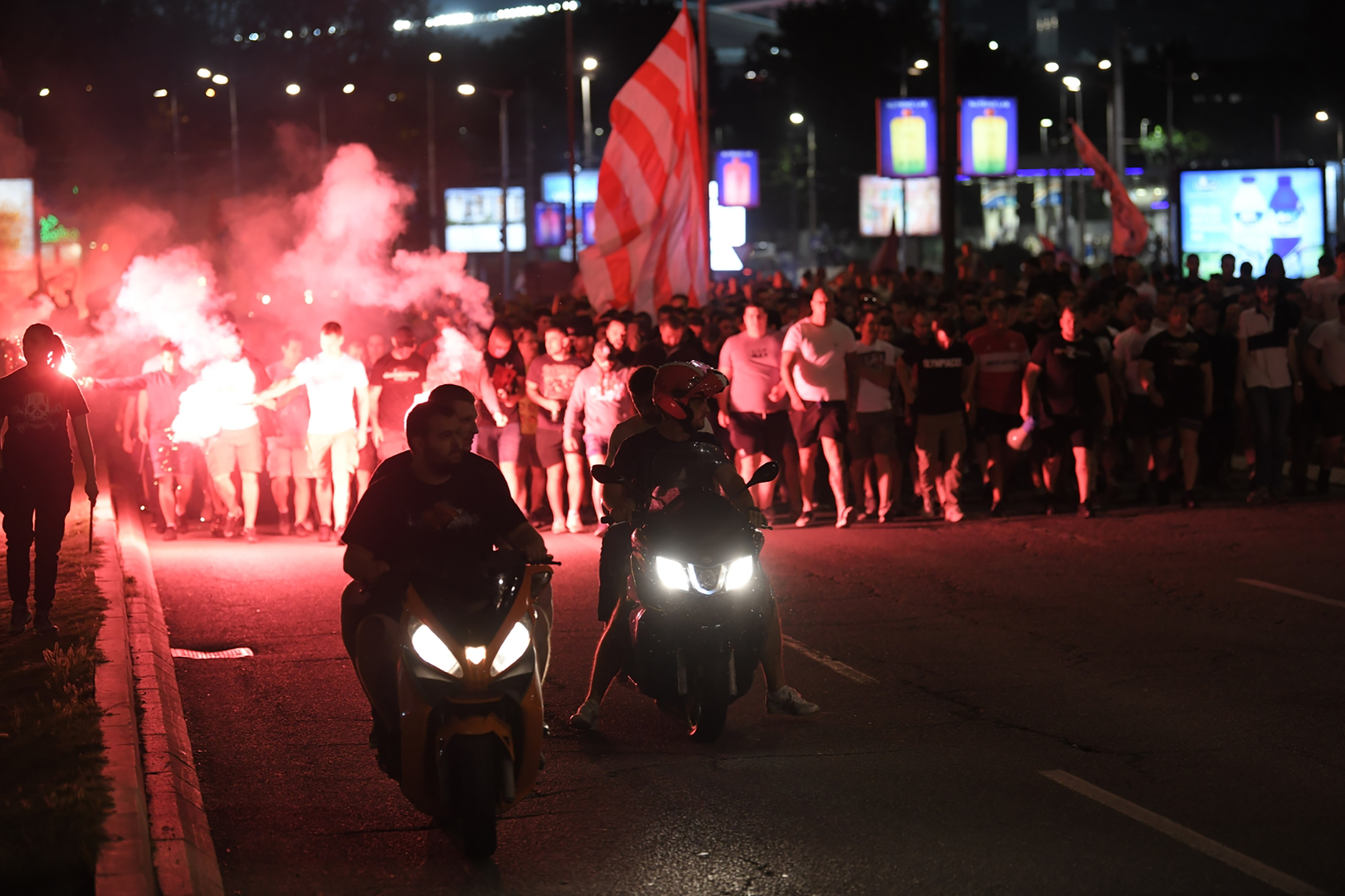 Fudbal-Super Liga, Superliga Season 2021/2022
Crvena Zvezda v Voždovac 
Beograd, 22.05.2022. navijači, ulica, huligani, slavlje, baklje, proslava titule, Titula, šampion