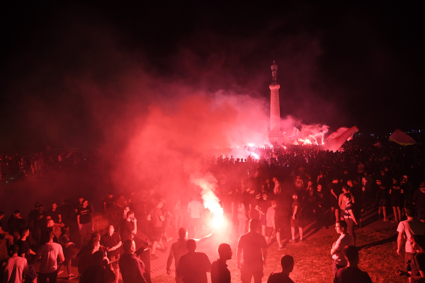 Fudbal-Super Liga, Superliga Season 2021/2022
Crvena Zvezda Kalemegdan, spomenik pobednik
Beograd, 22.05.2022. navijači, ulica, huligani, slavlje, baklje, proslava titule, Titula, šampion
Foto: Dragan Mujan/ Nova.rs