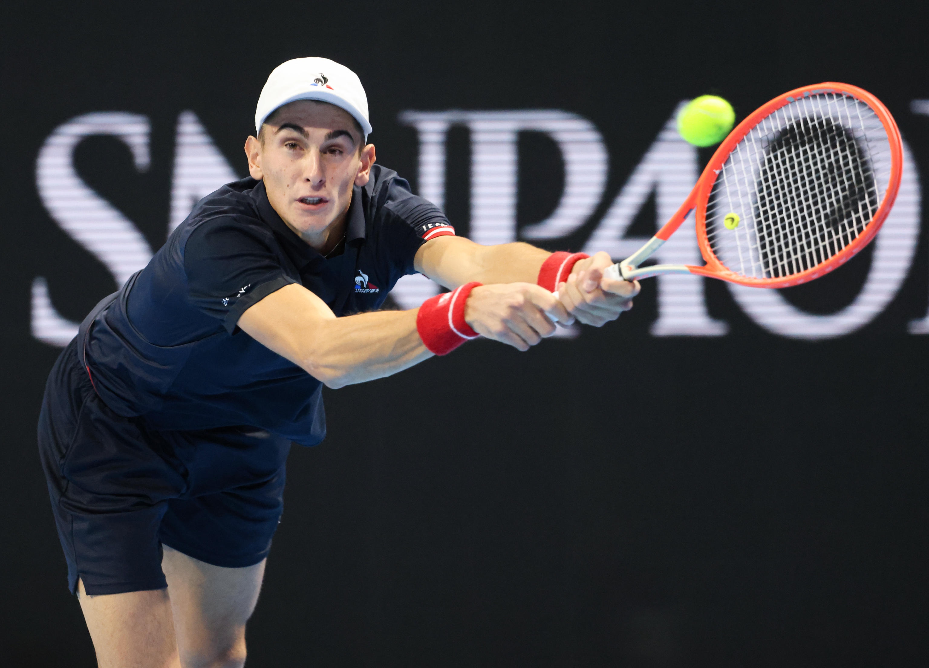 epa10294462 Matteo Arnaldi of Italy returns to Brandon Nakashima of the USA during the Next Gen Atp Finals in Milan, Italy, 08 November 2022.  EPA-EFE/MATTEO BAZZI