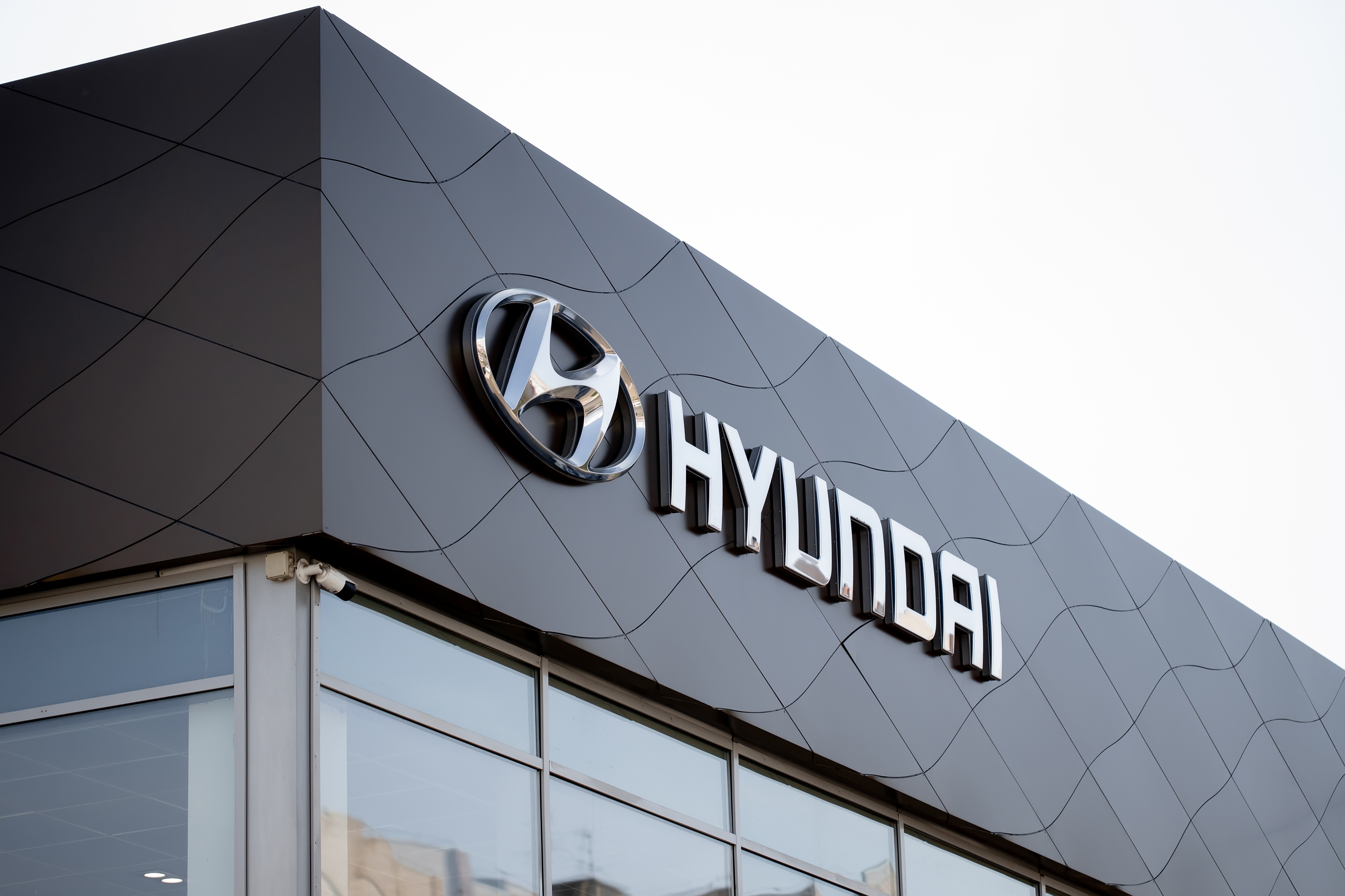 Kirov,,Russia,-,August,2021:,Hyundai,Logo,On,The,Showroom