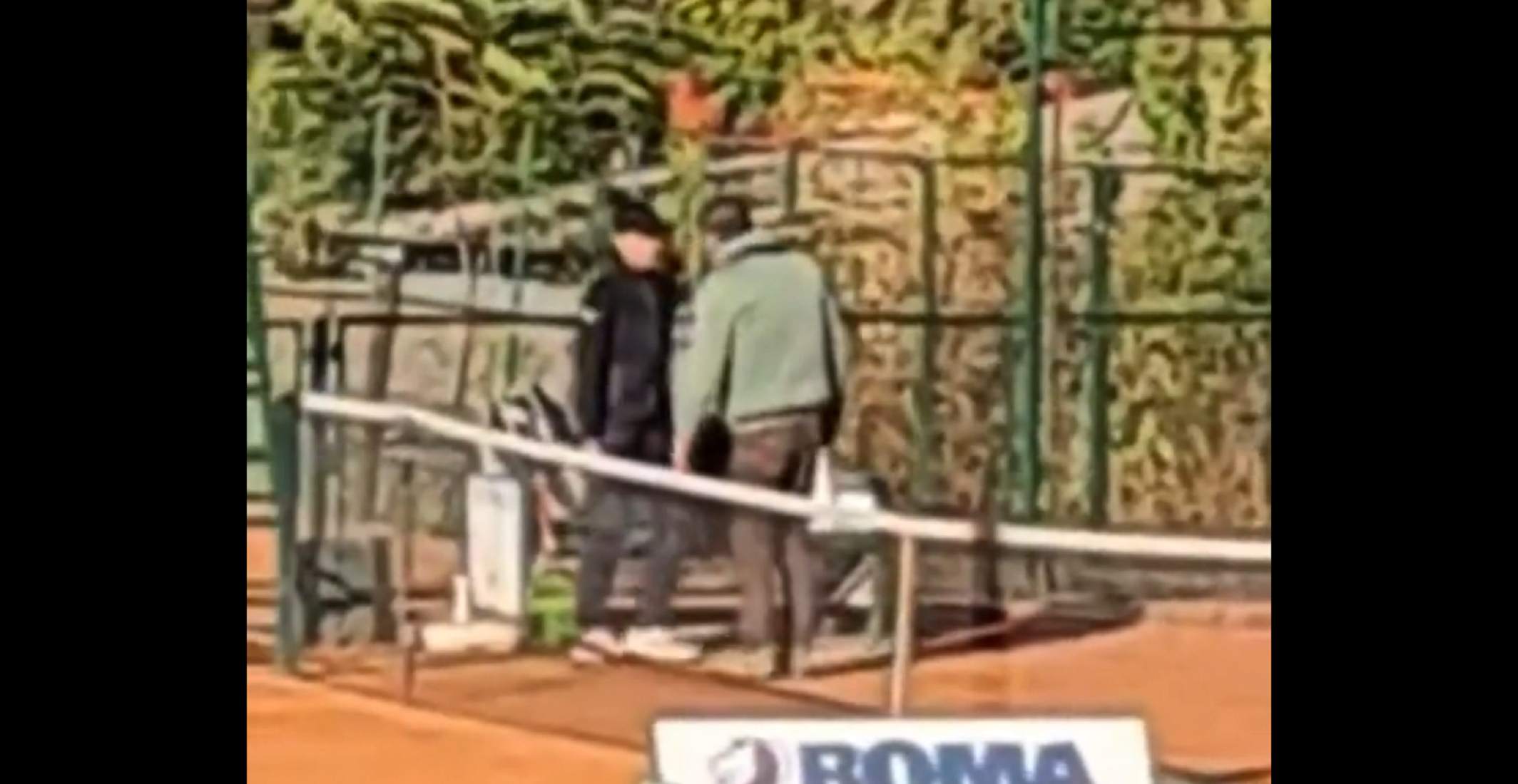 Otac tuče ćerku teniserku