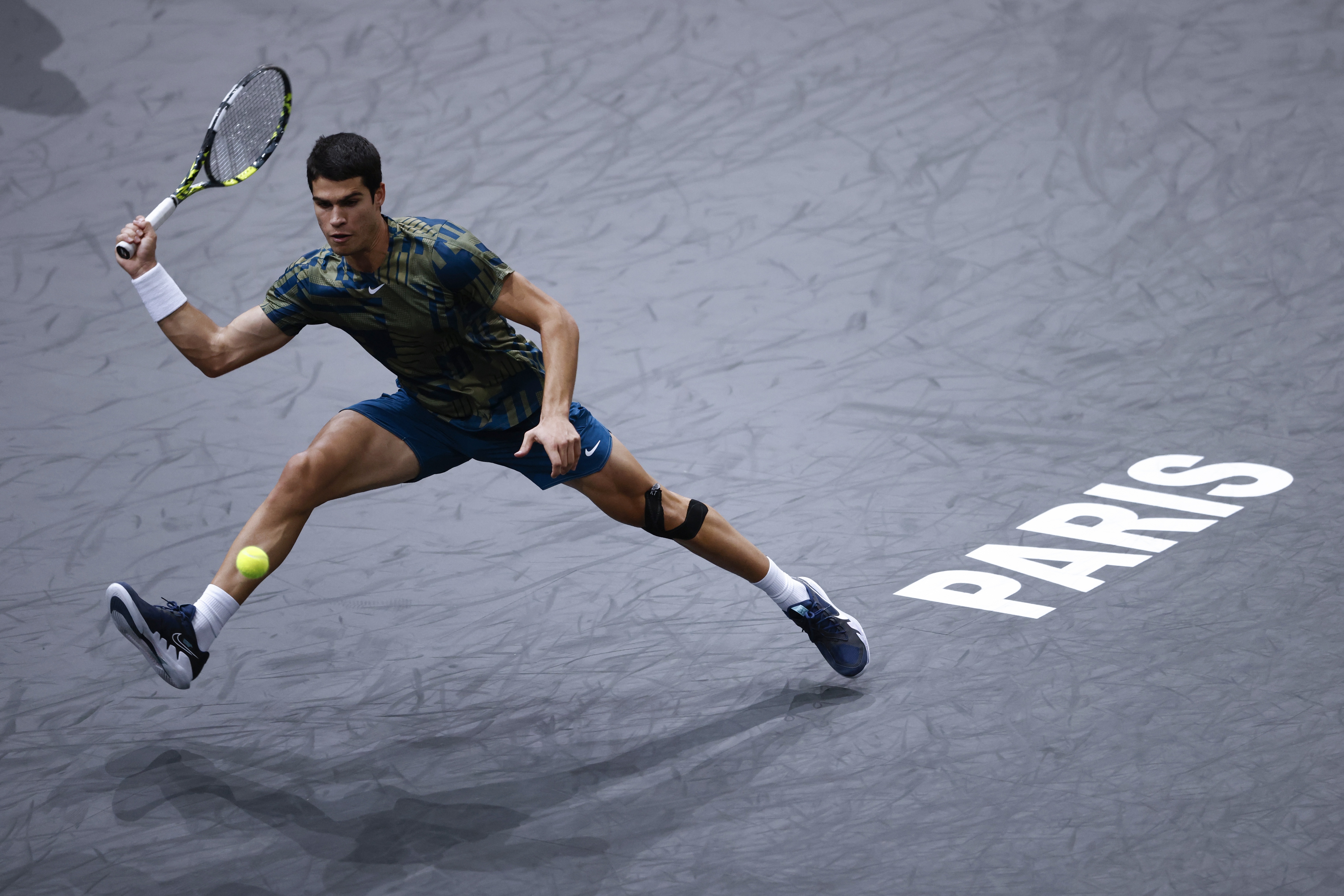 epa10281690 Carlos Alcaraz of Spain in action during his second round match against Yoshihito Nishioka of Japan at the Rolex Paris Masters tennis tournament in Paris, France, 02 November 2022.  EPA-EFE/YOAN VALAT