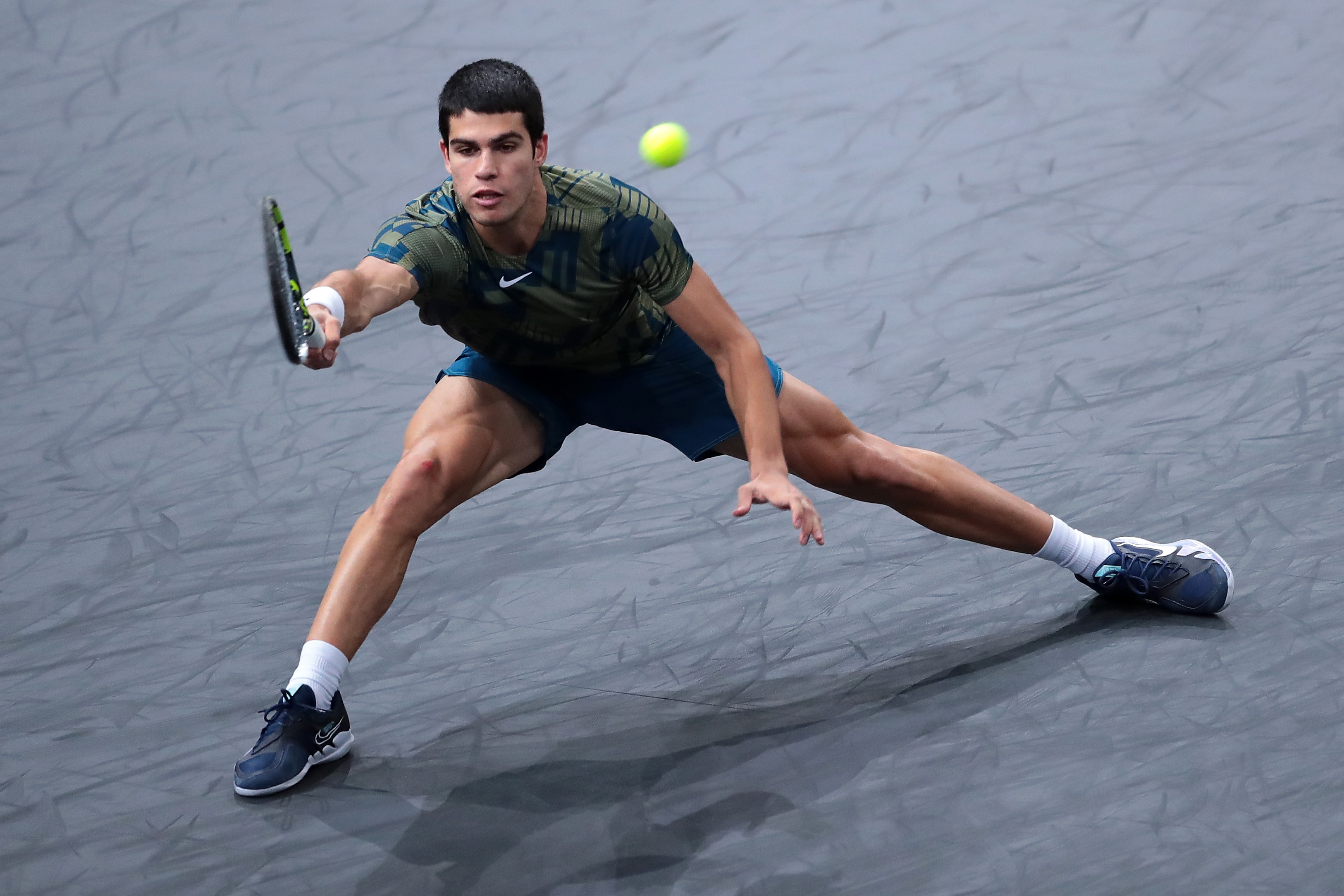 epa10283645 Carlos Alcaraz of Spain in action during his match against Grigor Dimitrov of Bulgaria at the Rolex Paris Masters 2022 Tennis Tournament in Paris, France, 03 November 2022.  EPA-EFE/CHRISTOPHE PETIT TESSON