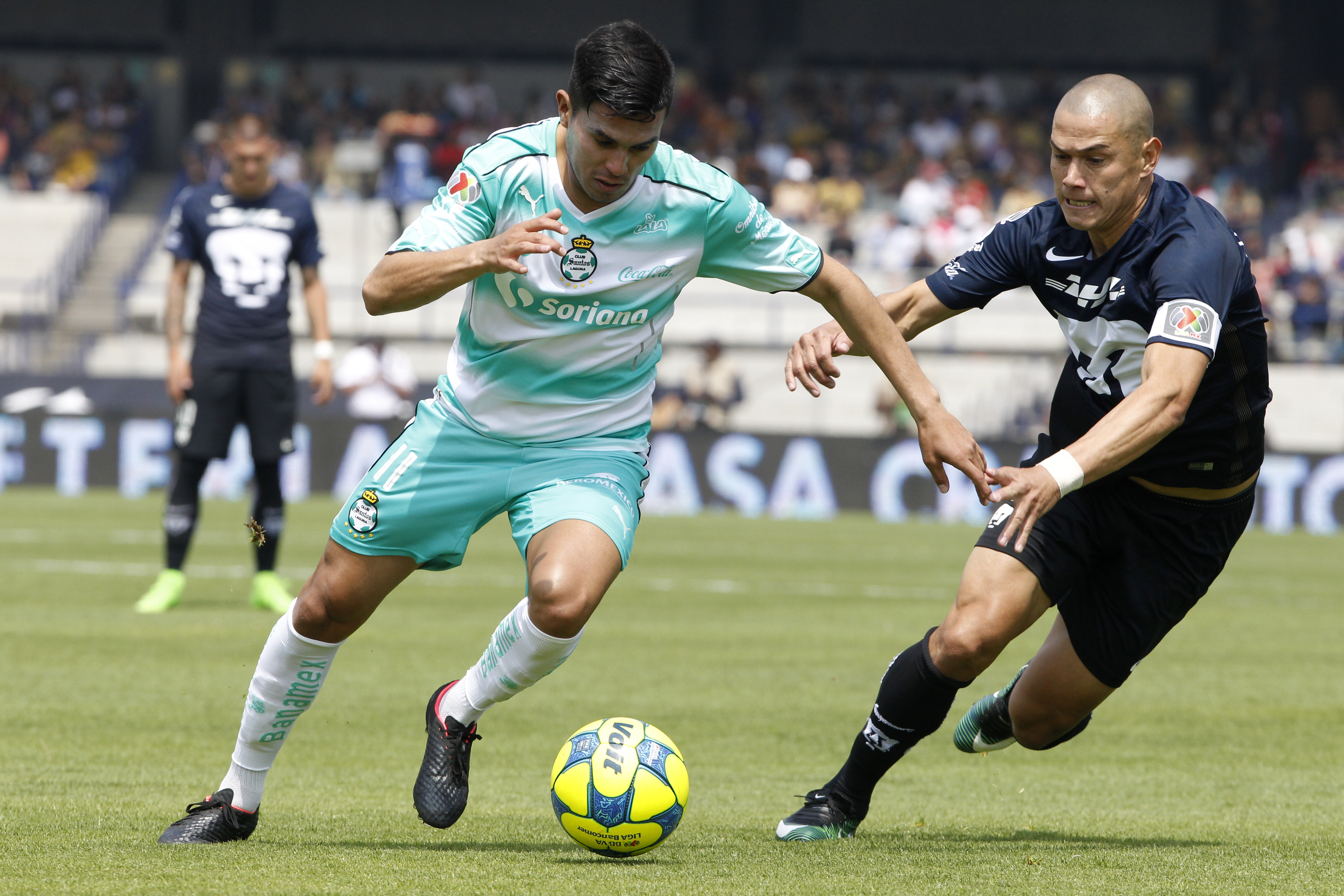epa05832211 Santos Laguna's Ulises Dávila (L) fights for the ball with Pumas' Dario Veron (R), during their Torneo Apertura soccer match in Mexico City, Mexico, 05 March 2017.  EPA/Jorge Núñez