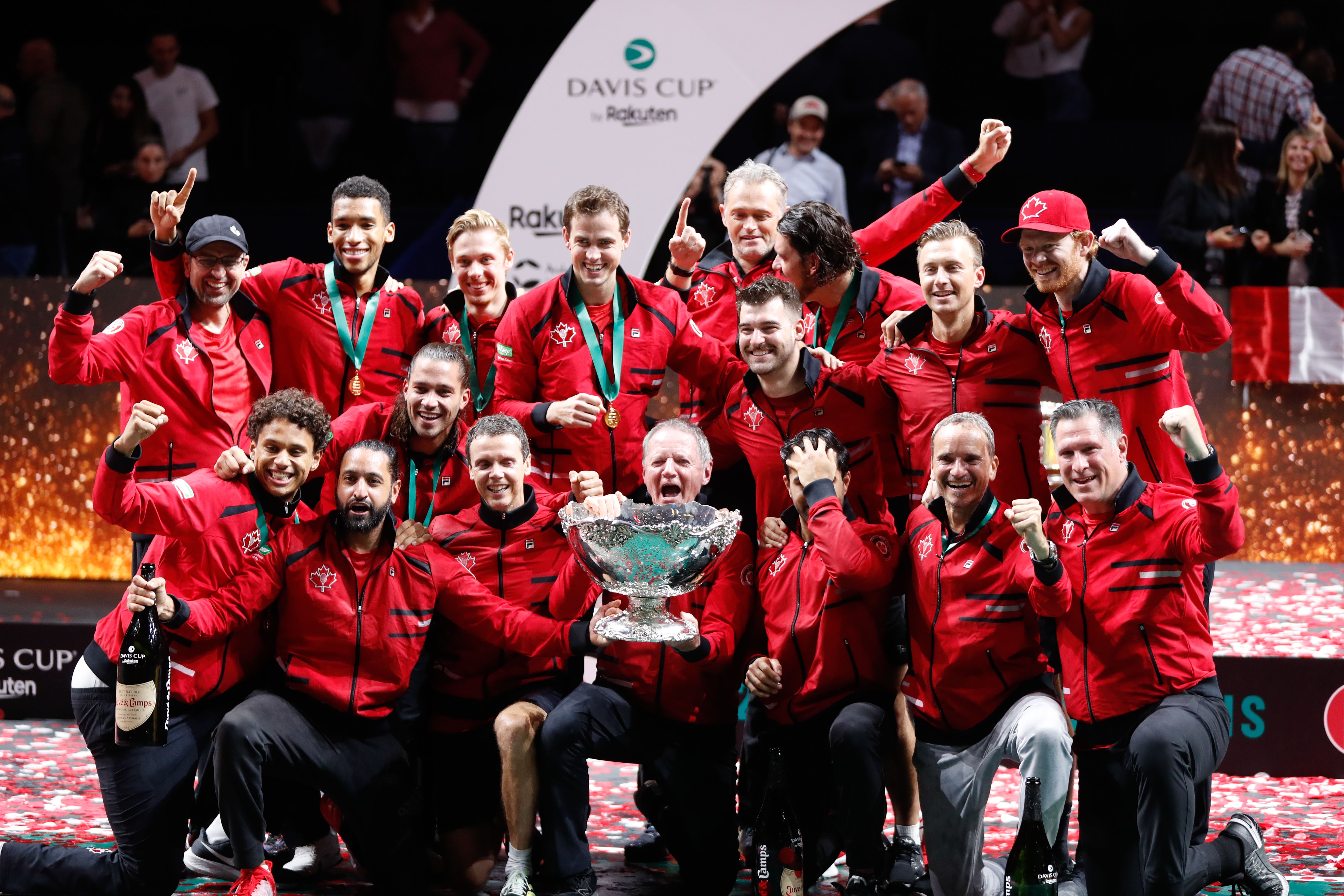 epa10332859 Canadian Davis Cup team players celebrate with the trophy after winning the Davis Cup final between Canada and Australia in Malaga, southern Spain, 27 November 2022.  EPA-EFE/Julio Munoz