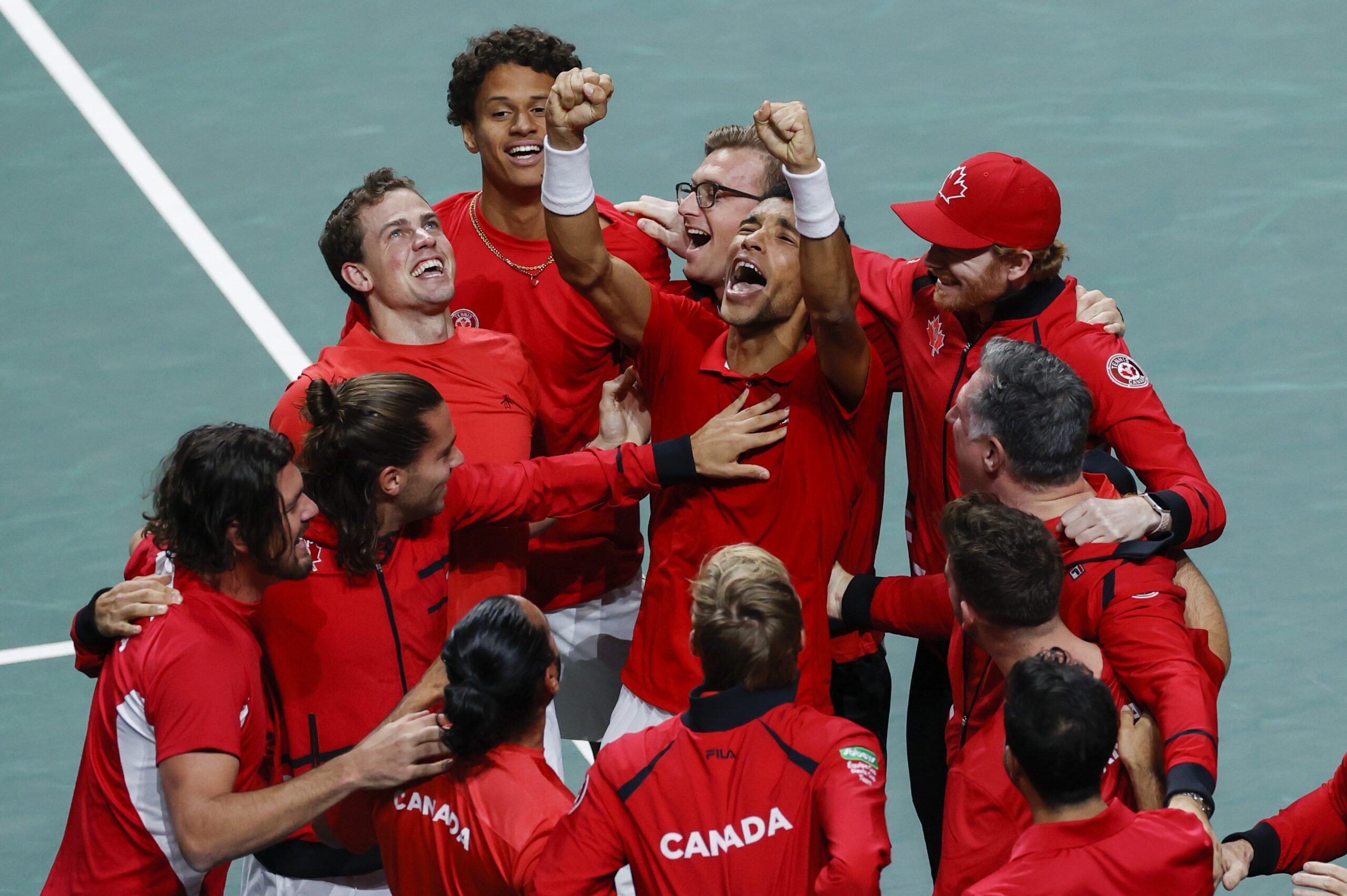 epa10332871 Canada's Felix Auger-Aliassime (C) and teammates celebrate after winning the Davis Cup final between Canada and Australia in Malaga, southern Spain, 27 November 2022.  EPA-EFE/Julio Munoz