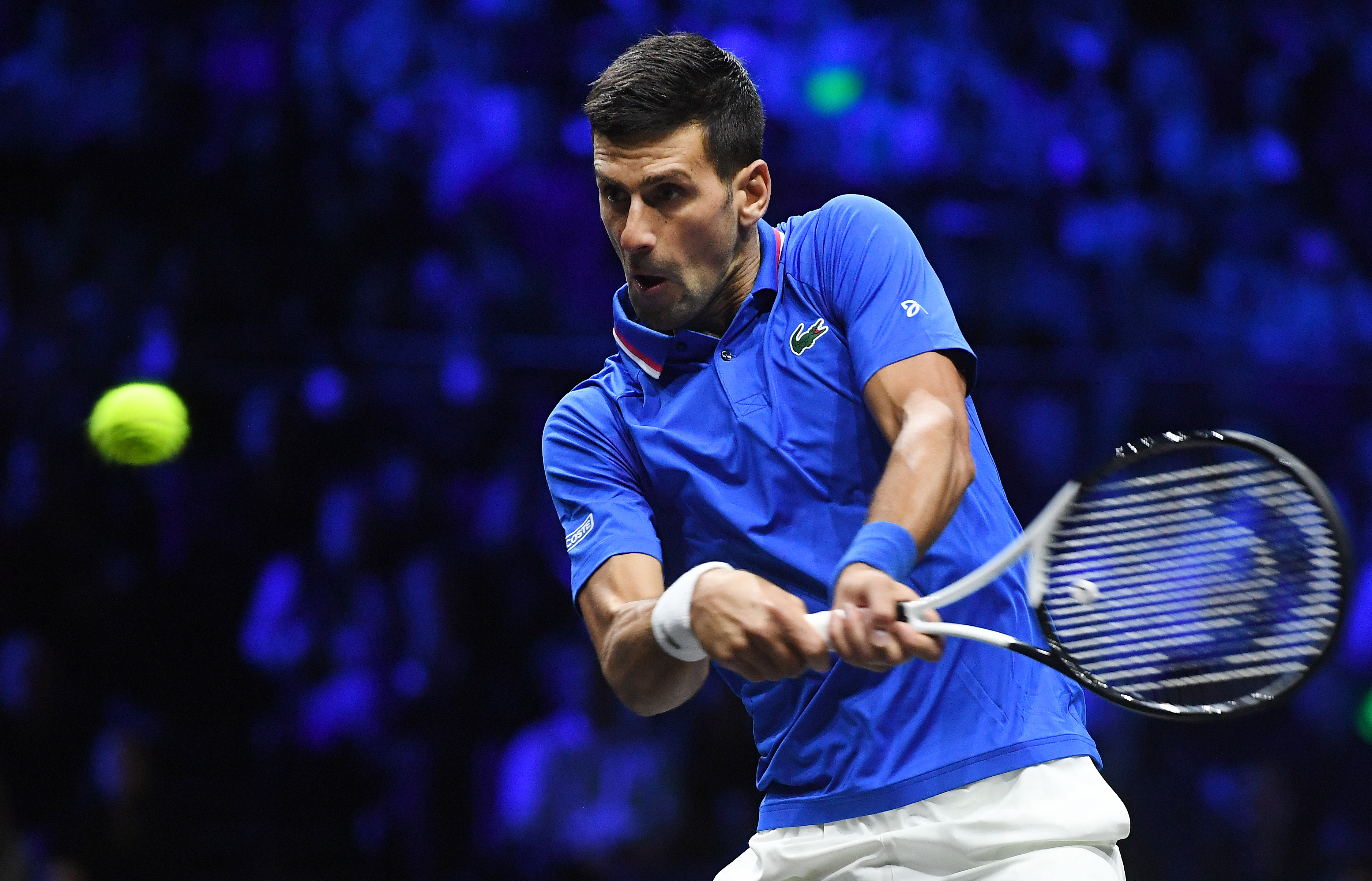 epaselect epa10204180 Novak Djokovic of Team Europe returns to Francis Tiafoe of Team World during a Laver Cup tennis match at the O2 Arena in London, Britain, 24 September 2022.  EPA-EFE/ANDY RAIN