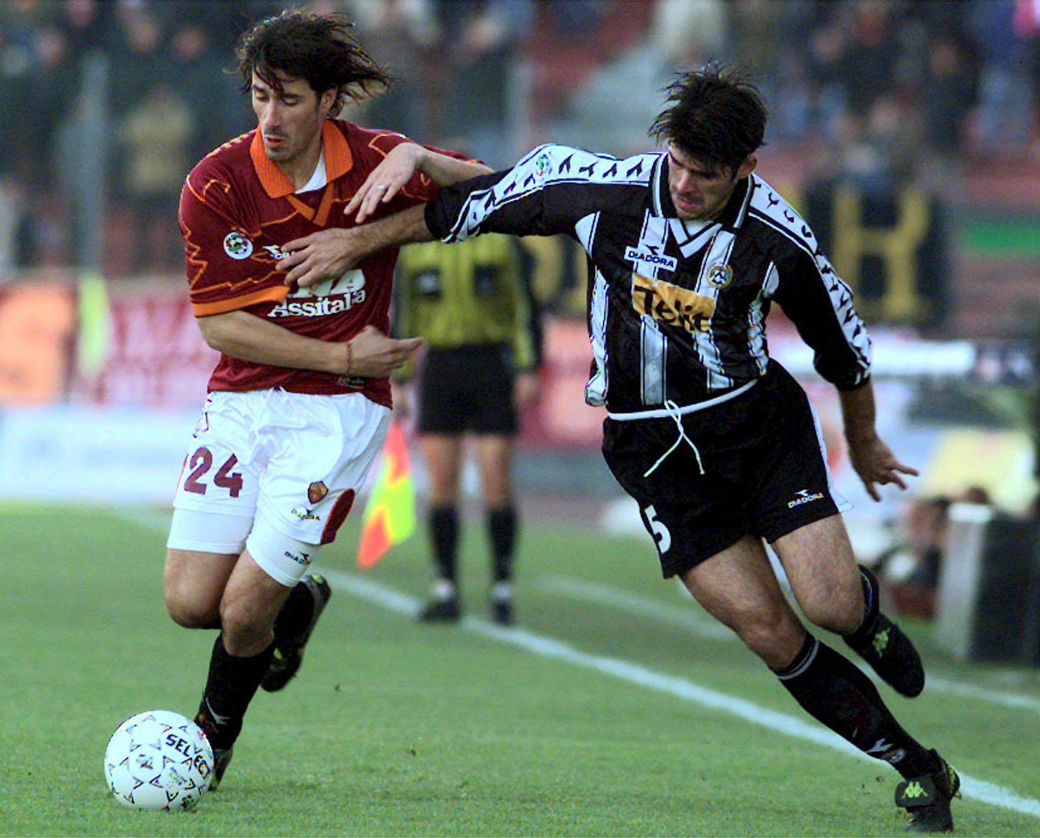 I08-19991128-UDINE, ITALY: AS Roma's Marco Del Vecchio (L) fights for the ball with Udinese's Andrea Sottil during their Serie A match Sunday 28 November 1999. AS Roma beat Udinese 2-0. EPA PHOTO/ANSA/ALBERTO LANCIA/mp-hh