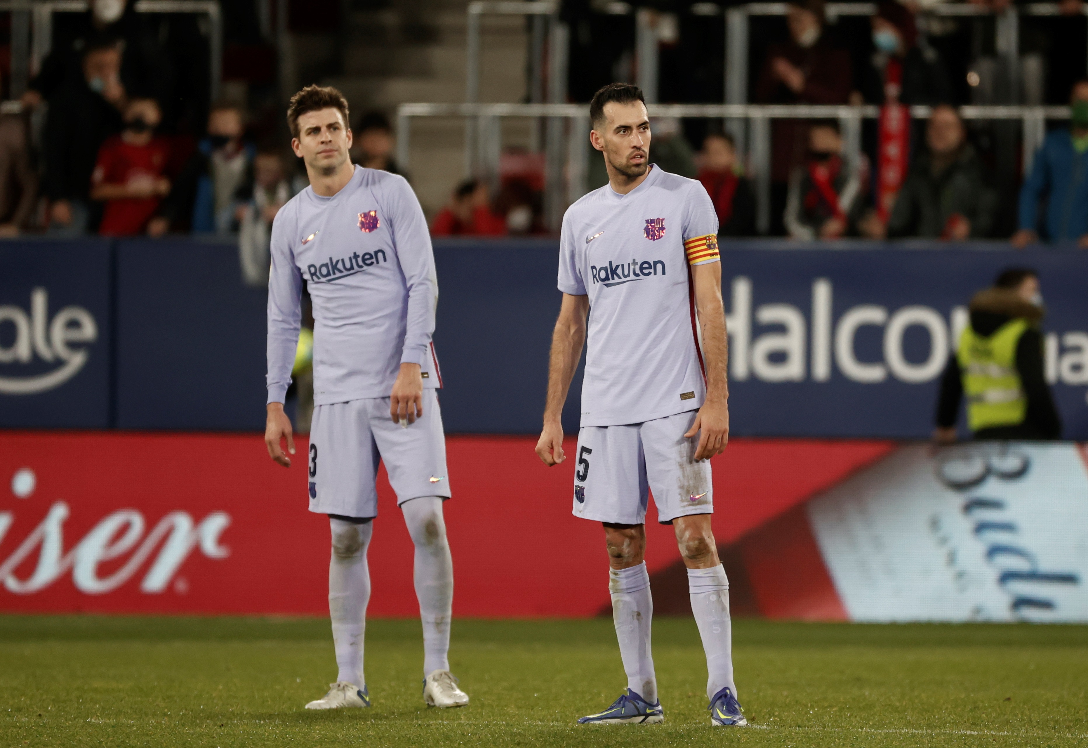 epa09638813 FC Barcelona players Gerard Pique (L) and Sergi Busquets (R) react after conceding the 2-2 equalizer during the Spanish LaLiga soccer match between CA Osasuna and FC Barcelona in Pamplona, Spain, 12 December 2021.  EPA-EFE/Jesus Diges