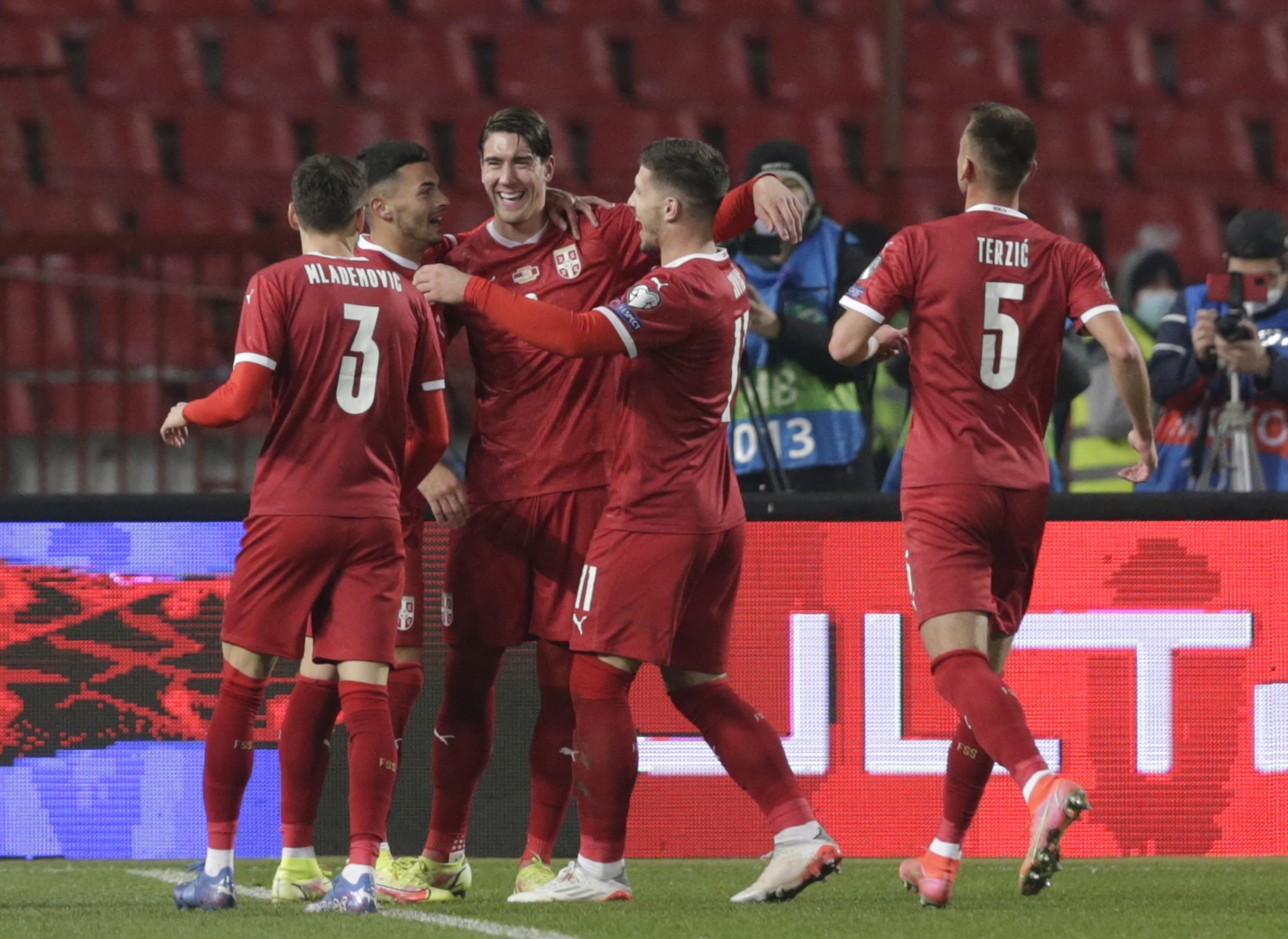 epa09576863 Serbia's Dusan Vlahovic (C) celebrates with teammates after scoring the 3-0 lead during the International Friendly soccer match between Serbia and Qatar in Belgrade, Serbia, 11 November 2021.  EPA-EFE/ANDREJ CUKIC