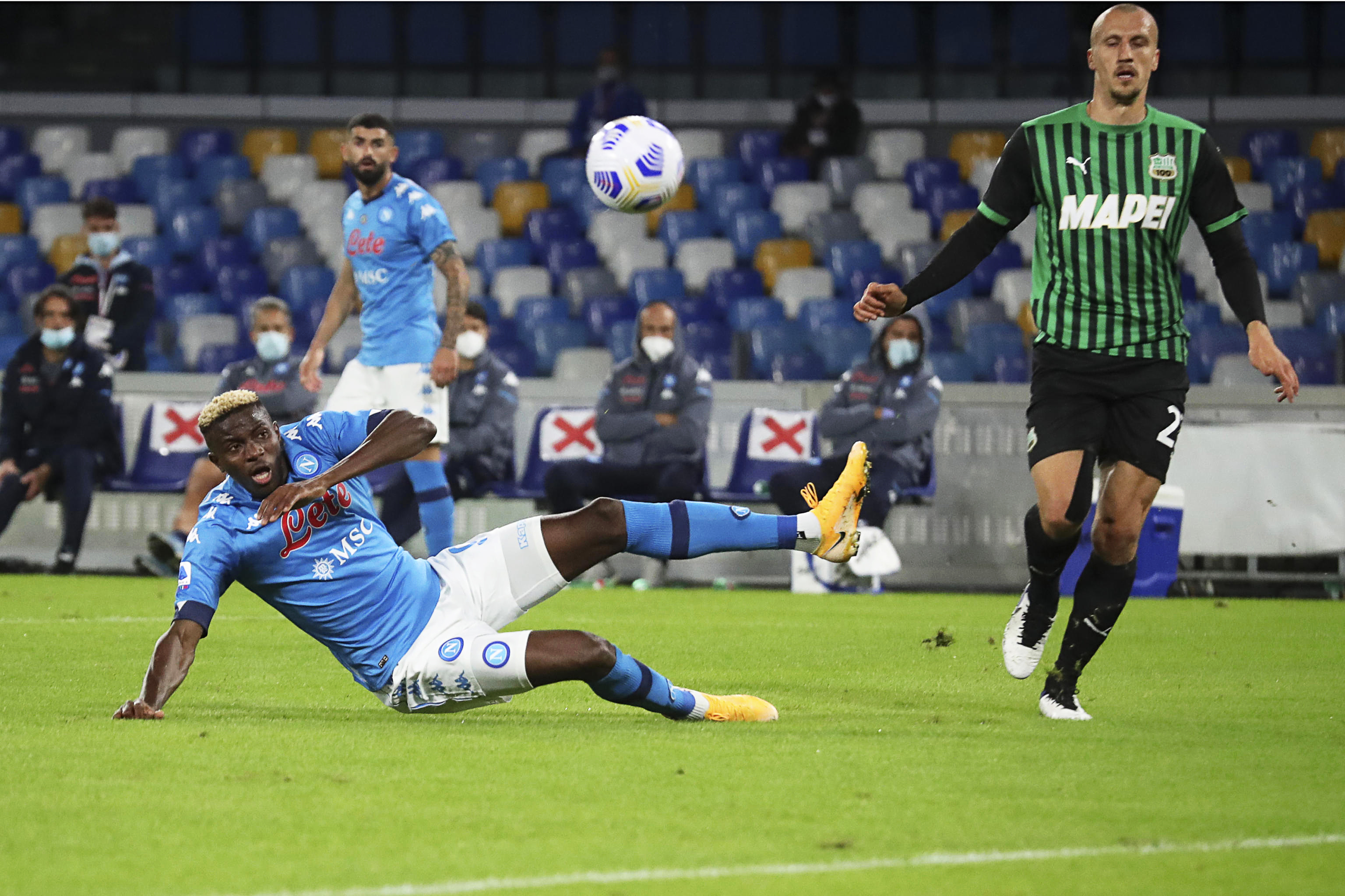 epa08791719 Napoli's Victor Osimhen (L) in action during the Italian Serie A soccer match between SSC Napoli and US Sassuolo Calcio at the San Paolo stadium in Naples, Italy, 01 November 2020.  EPA-EFE/CESARE ABBATE