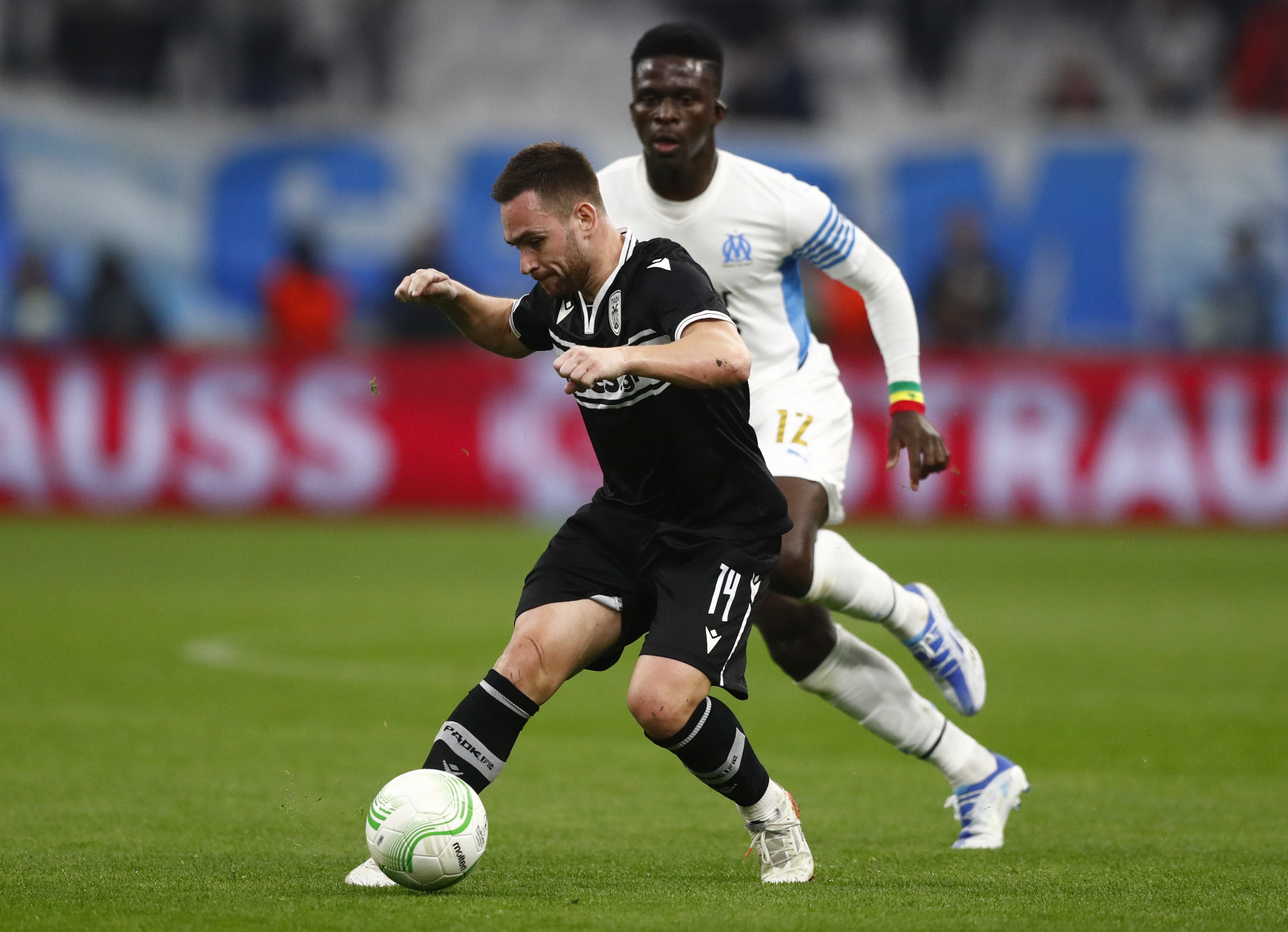 epa09877090 Andrija Zivkovic (L) of PAOK in action during the UEFA Conference League quarter final, first leg soccer match between Olympique Marseille and PAOK FC in Marseille, France, 07 April 2022.  EPA-EFE/GUILLAUME HORCAJUELO