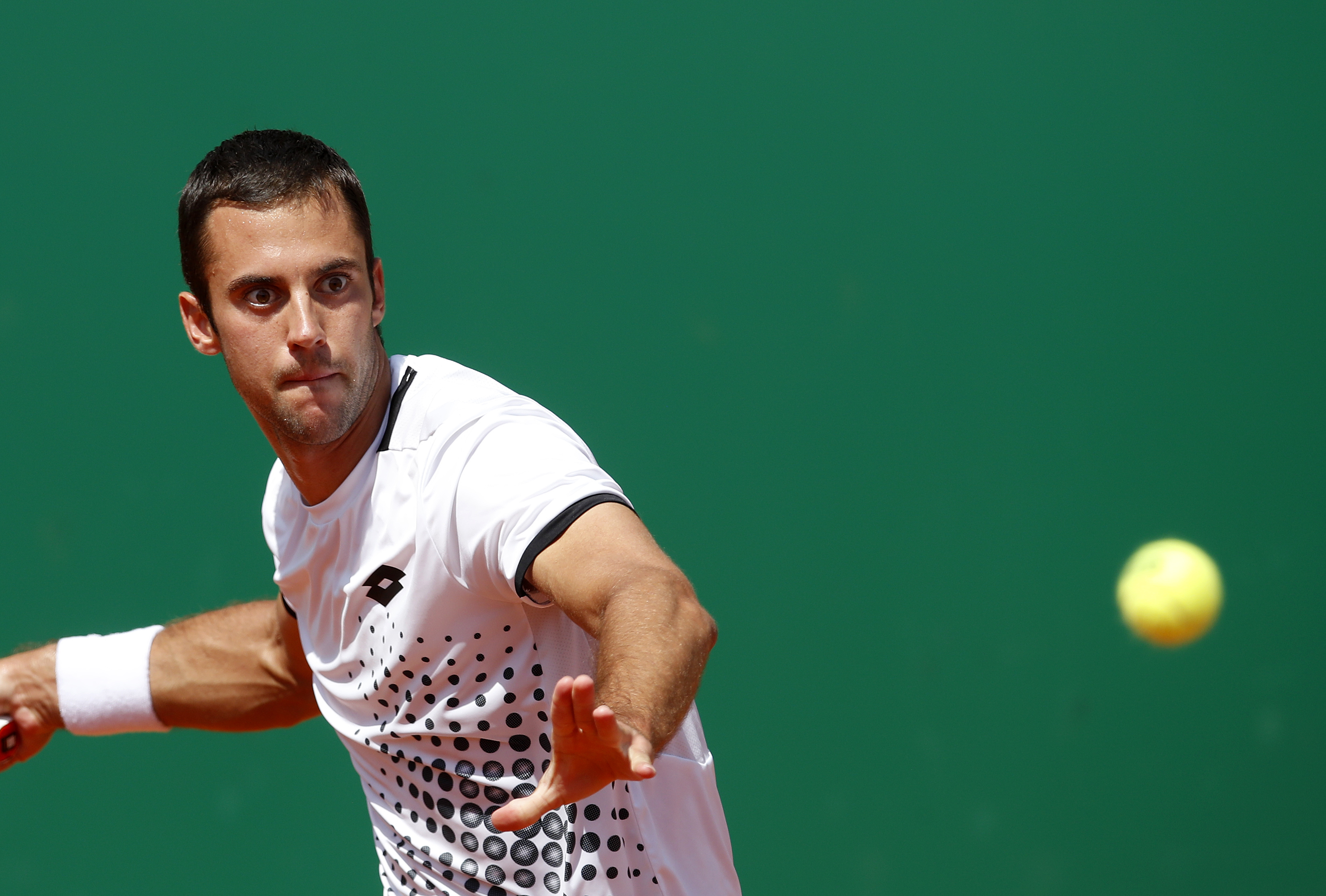 epa09889695 Laslo Djere of Serbia returns the ball to Stefanos Tsitsipas of Greece during their third round match at the Monte-Carlo Rolex Masters tournament in Roquebrune Cap Martin, France, 14 April 2022.  EPA-EFE/SEBASTIEN NOGIER
