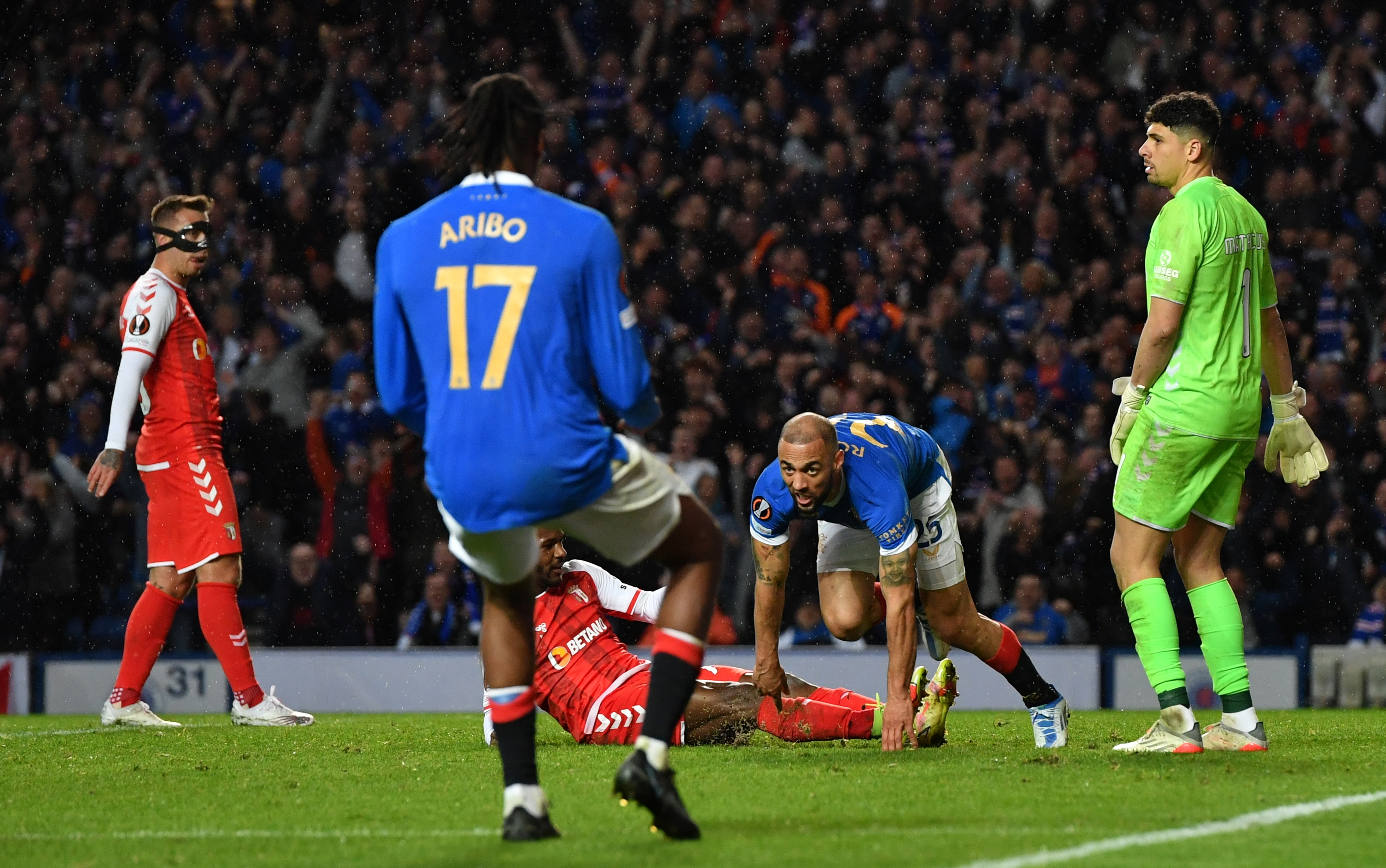 epa09890731 Rangers' Kemar Roofe (C) celebrates after scoring the 3-1 during the UEFA Europa League quarter final, second leg soccer match between Glasgow Rangers and Sporting Braga in Glasgow, Scotland, Britain, 14 April 2022.  EPA-EFE/MARK RUNNACLES