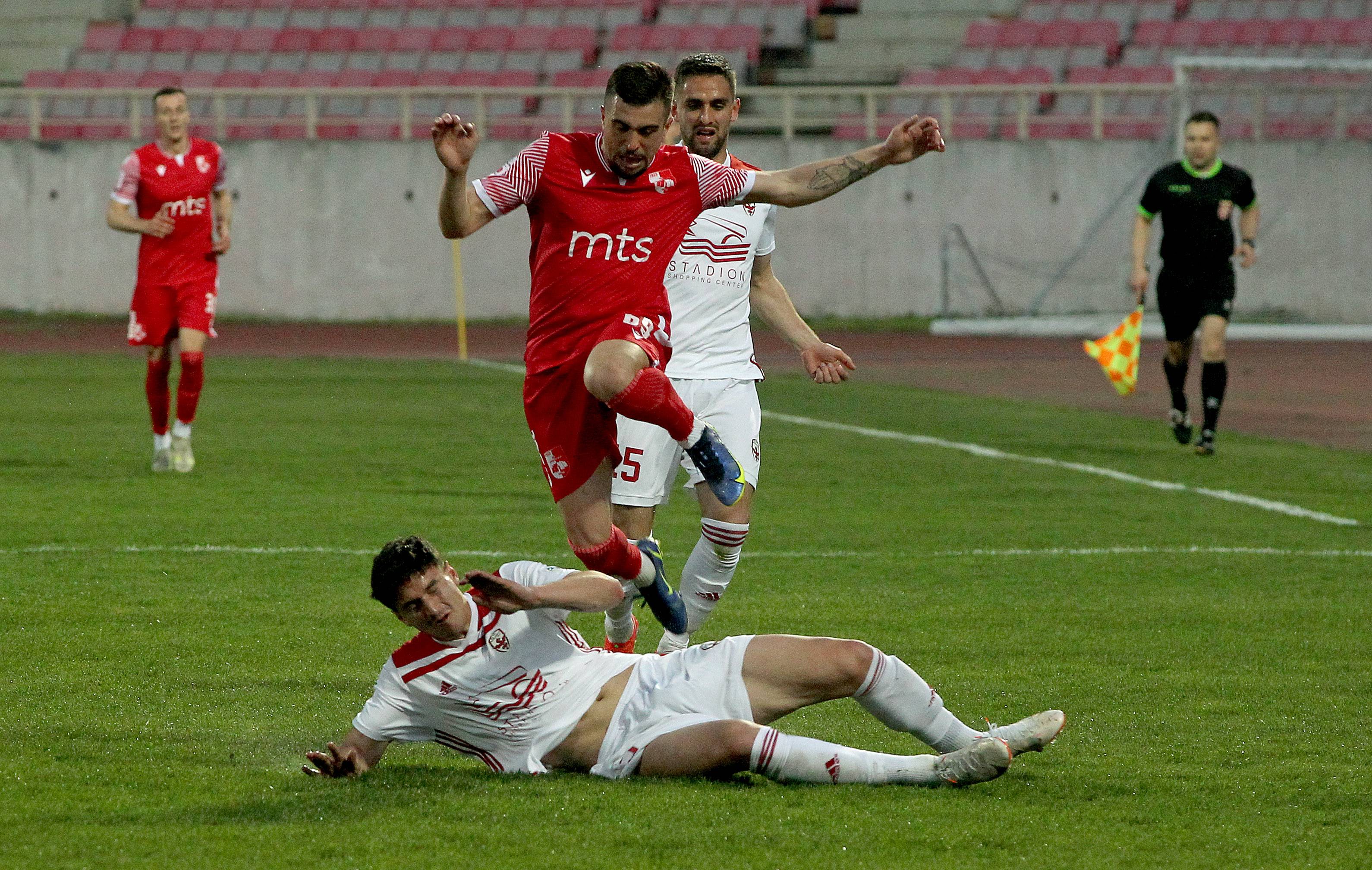 Nis, 12.04.2022. - Fudbaleri Radnickog i Vozdovca u akciji tokom utakmice 31. kola Super lige Srbije, danas na  stadionu "Cair" u Nisu. (BETAPHOTO/SASA DJORDJEVIC)