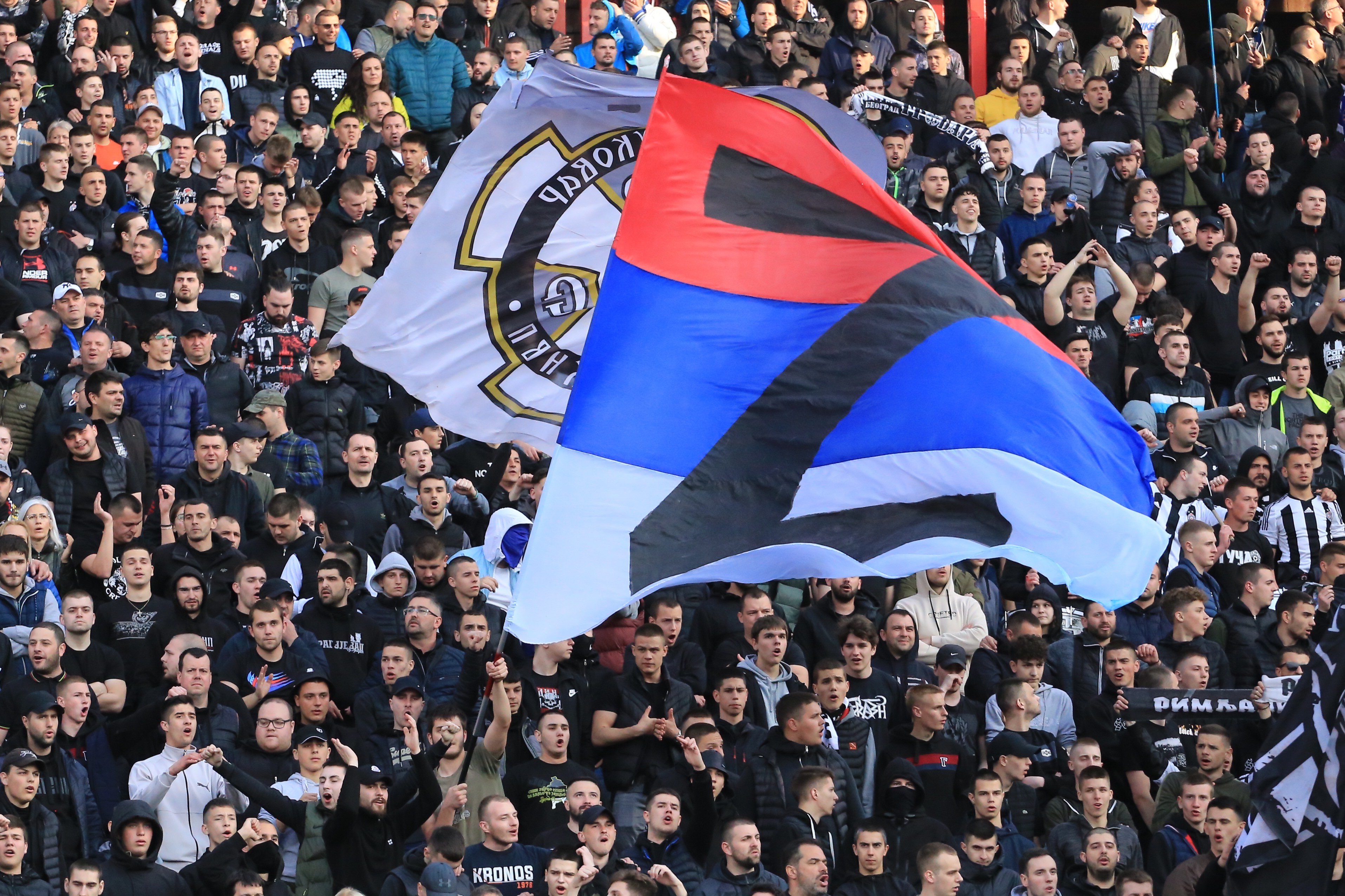 Navijači, grobari
Beograd 16.04.2022. Derbi, Crvena Zvezda, Partizan, fudbalska utakmica, stadion Rajko Mitić, stadion Crvene Zvezde, zastava, ruska zastva, slovo Z Foto: Irfan Ličina/Nova.rs