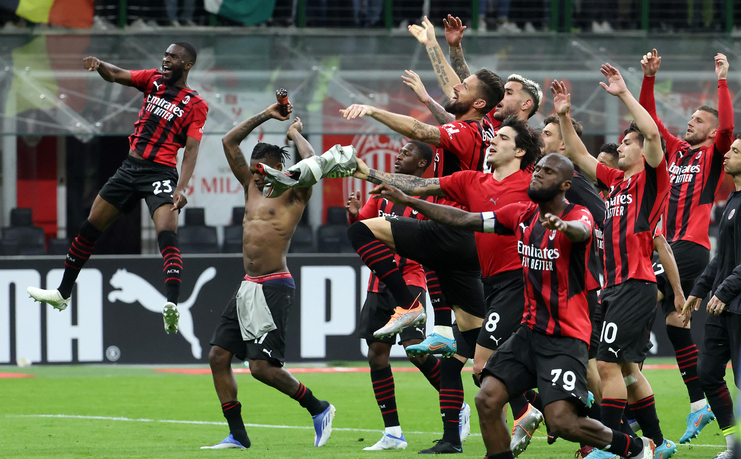 epa09892322 Ac Milan?s players jubilate after winning  the Italian serie A soccer match between AC Milan and Genoa at Giuseppe Meazza stadium in Milan, 15 April 2022.  EPA-EFE/MATTEO BAZZI