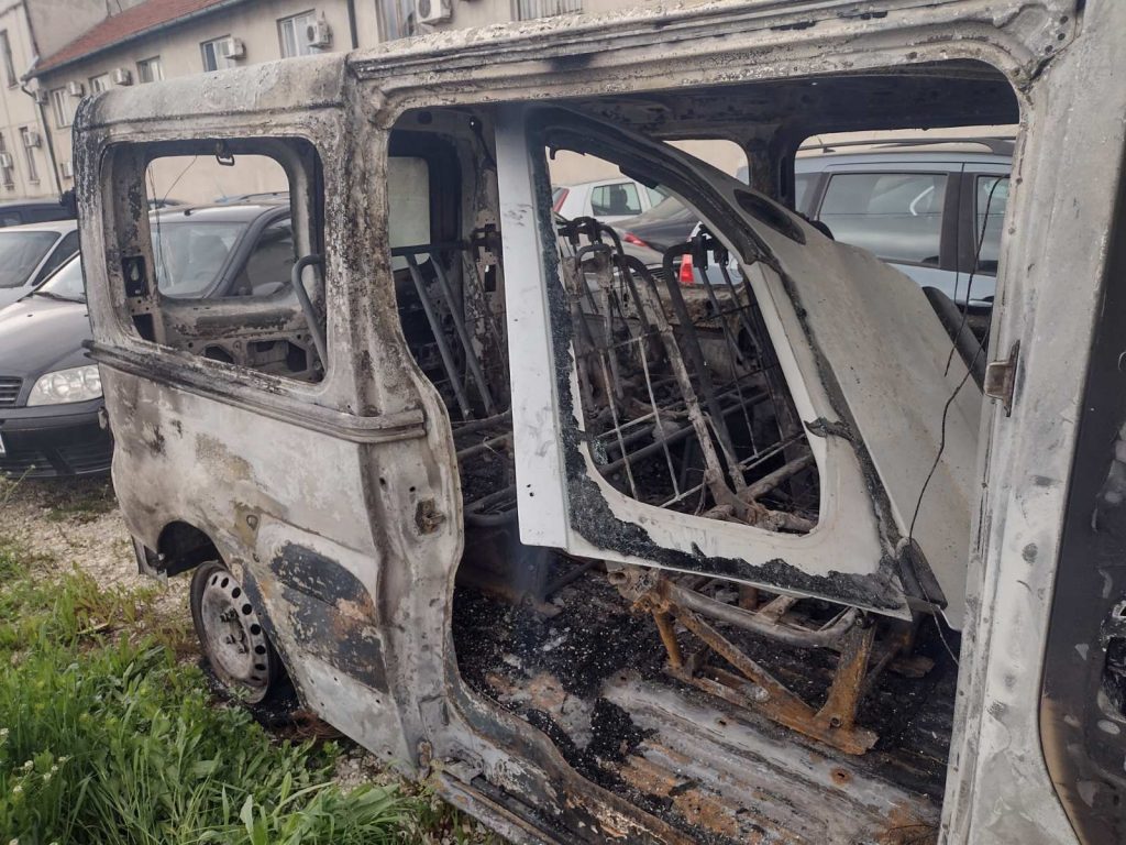 napadnut kombi koji se u subotu vraćao sa derbija,Napad se dogodio na izlazu iz Mladenovca, a u kombiju je bilo osmoro mladih iz jednog kragujevačkog sela.i vozač.  , poslala Aleksandra Petrovic