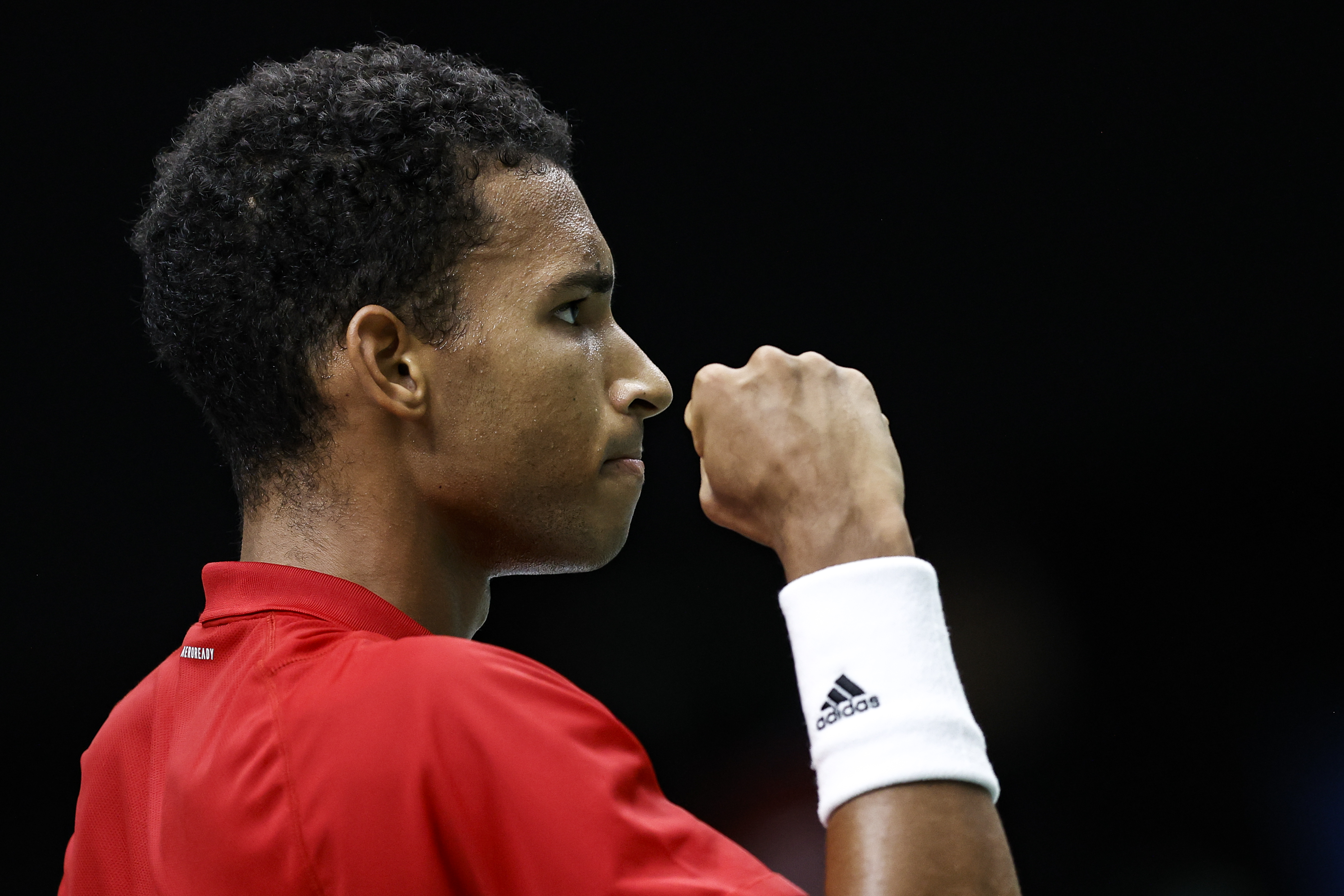 epa10188817 Canada's Felix Auger-Aliassime reacts during his singles match against Spain's Carlos Alcaraz at the Davis Cup Finals group B tie between Spain and Canada in Valencia, eastern Spain, 16 September 2022.  EPA-EFE/Kai Foersterling