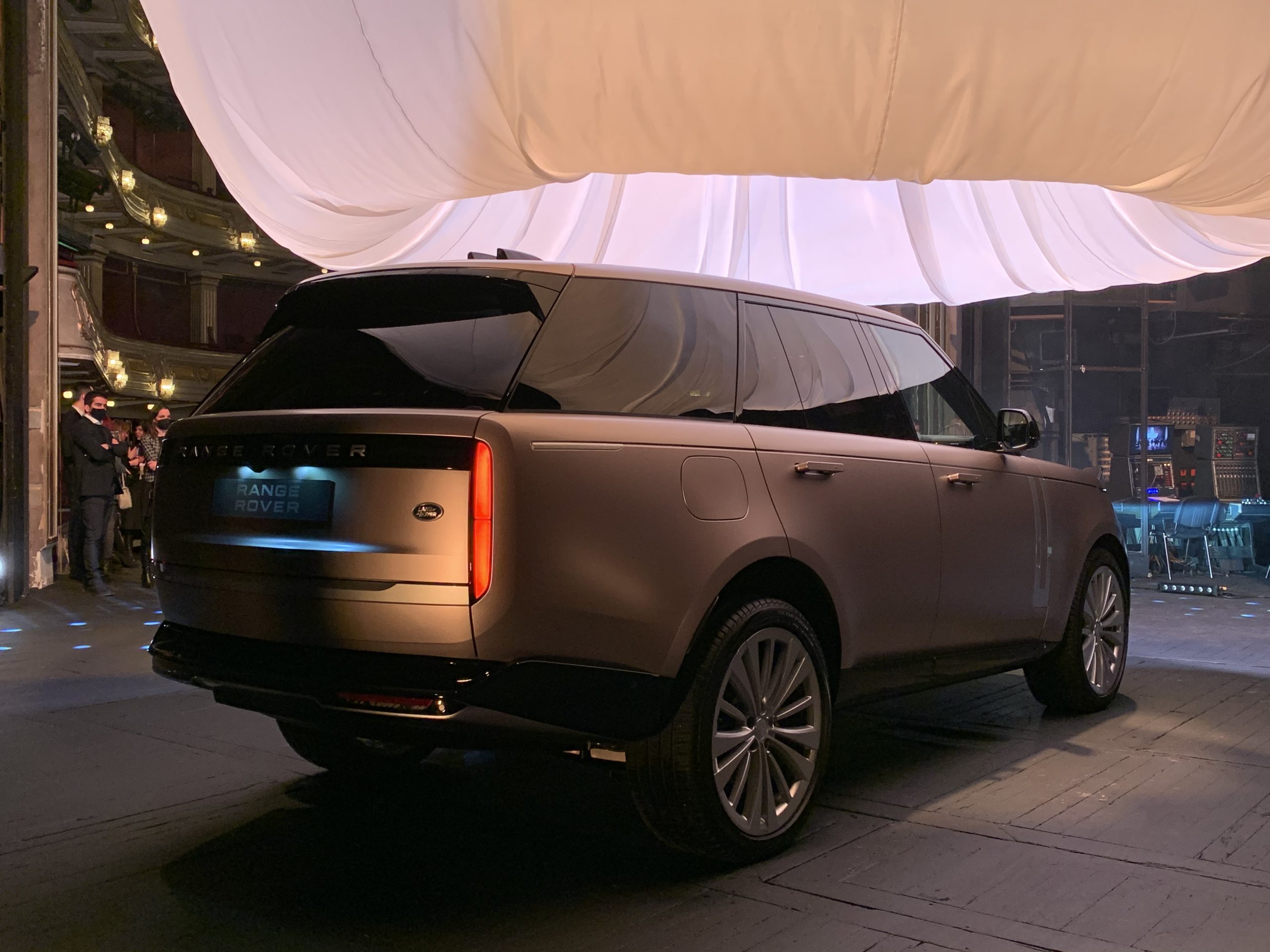 Land Rover, Range Rover, Narodno pozoriste.