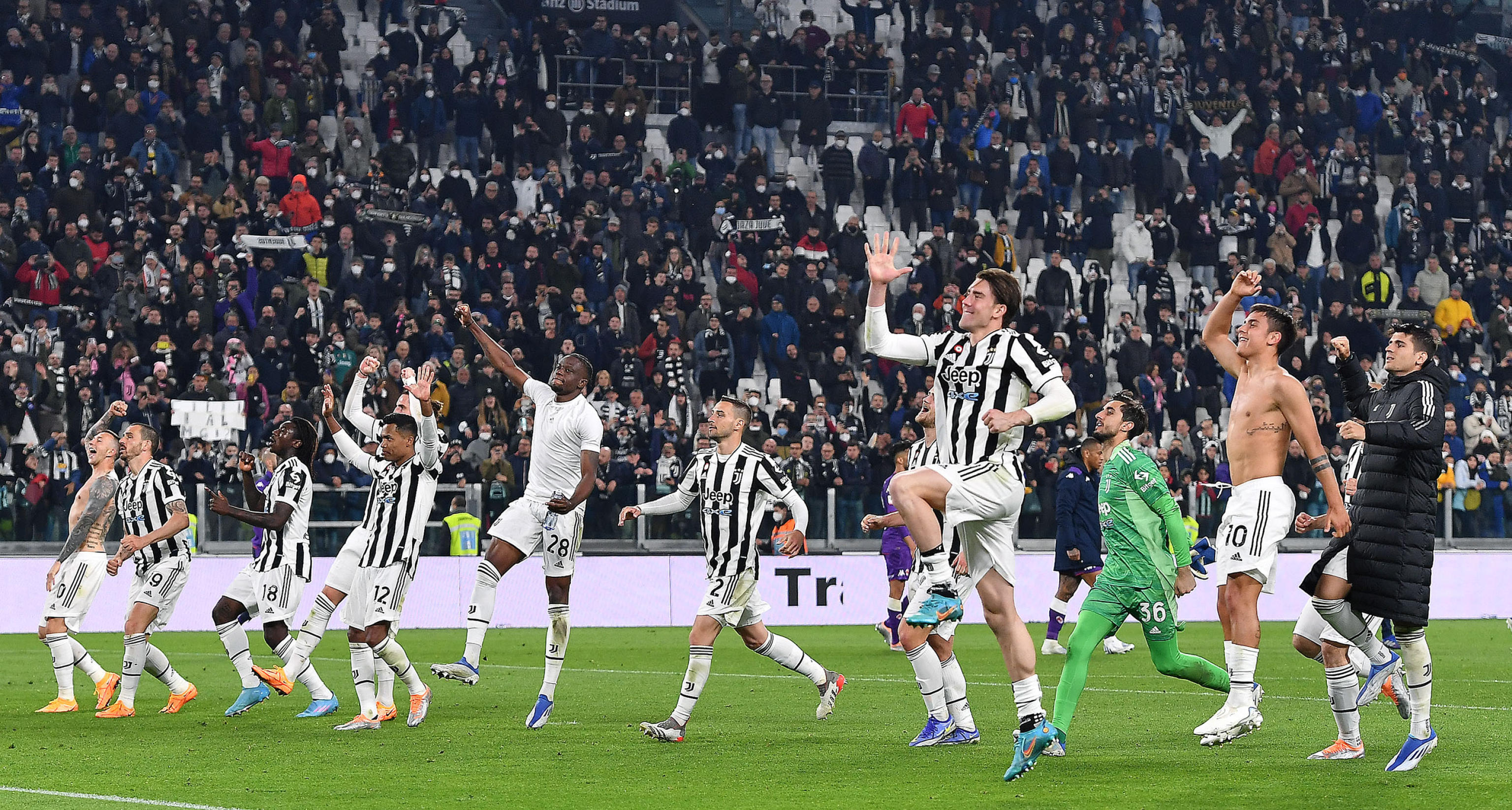 epa09899728 Players of Juventus celebrate the victory at the end of the Italy Cup semifinal, second leg, soccer match Juventus FC vs ACF Fiorentina at the Allianz Satadium in Turin, Italy, 20 april 2022.  EPA-EFE/ALESSANDRO DI MARCO
