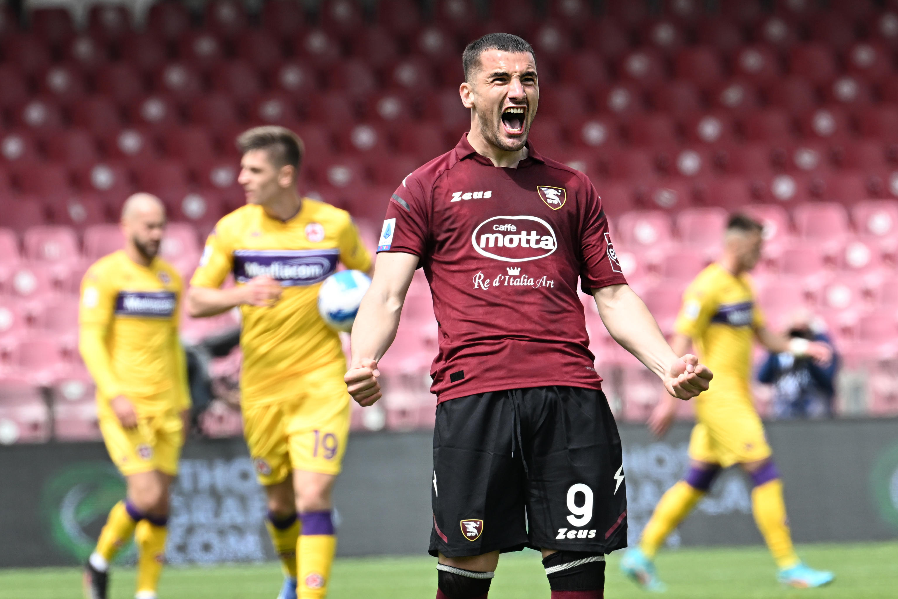 epa09906598 Salernitana?s Federico Bonazzoli jubilates after scoring during the Italian Serie A soccer match US Salernitana vs ACF Fiorentina at the Arechi stadium in Salerno, Italy, 24 April 2022.  EPA-EFE/MASSIMO PICA