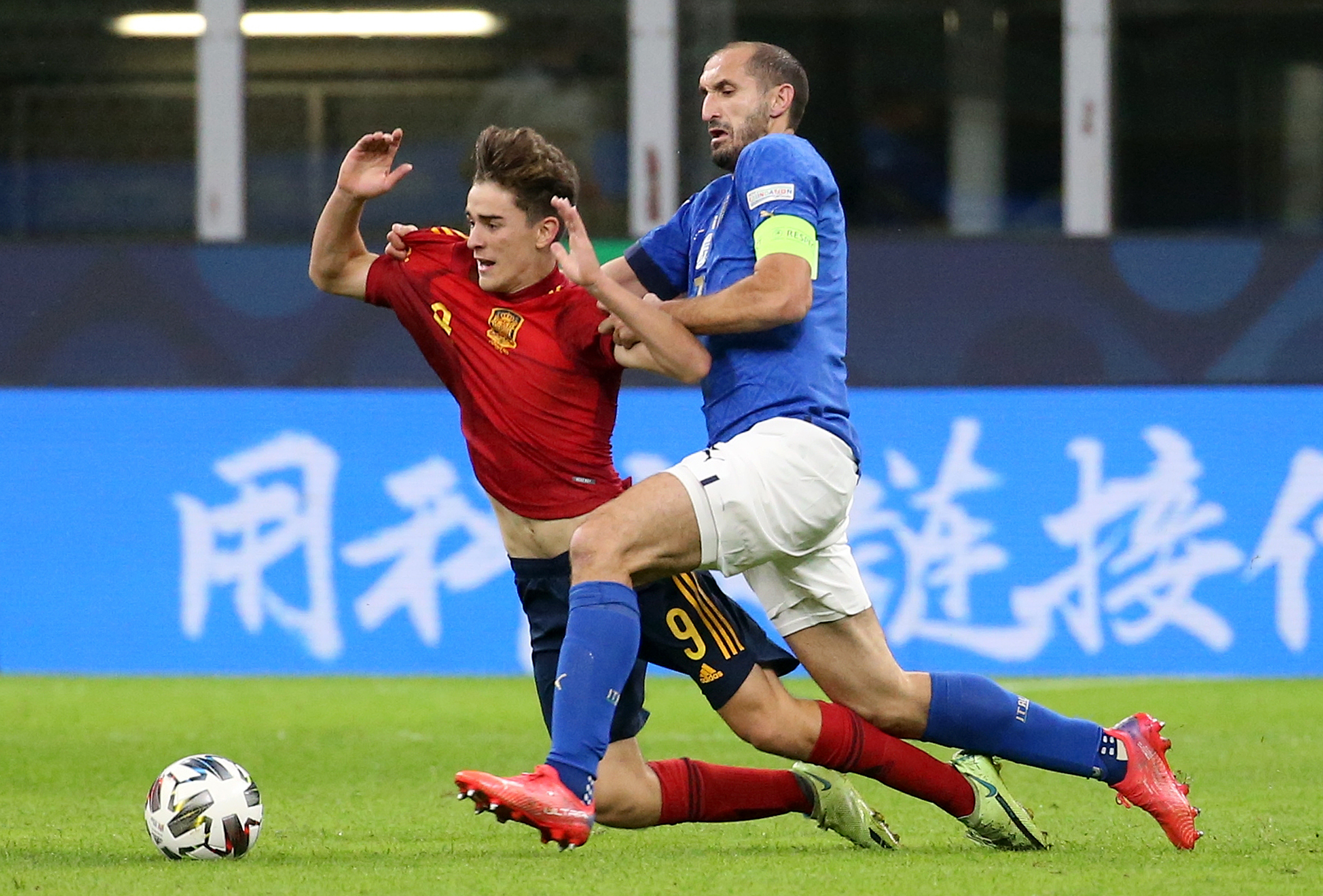 epa09509882 Giorgio Chiellini (R) of Italy in action against Gavi of Spain during the UEFA Nations League semi final soccer match between Italy and Spain in Milan, Italy, 06 October 2021.  EPA-EFE/MATTEO BAZZI