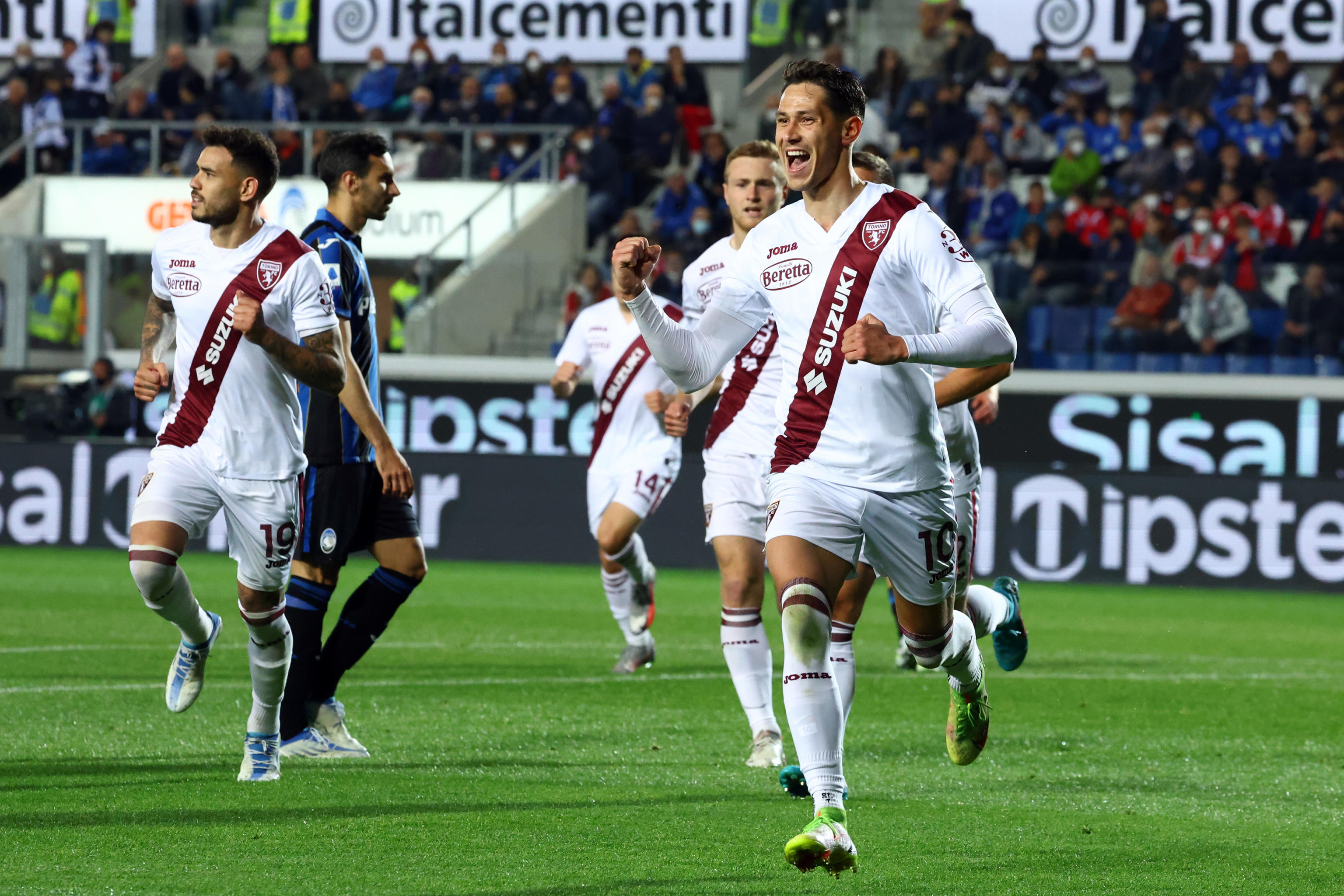 epa09912993 Torino?s Sasa Lukic celebrates after the 2-3 during the Italian Serie A soccer match Atalanta BC vs Torino FC at the Gewiss Stadium in Bergamo, Italy, 27 April 2022.  EPA-EFE/PAOLO MAGNI