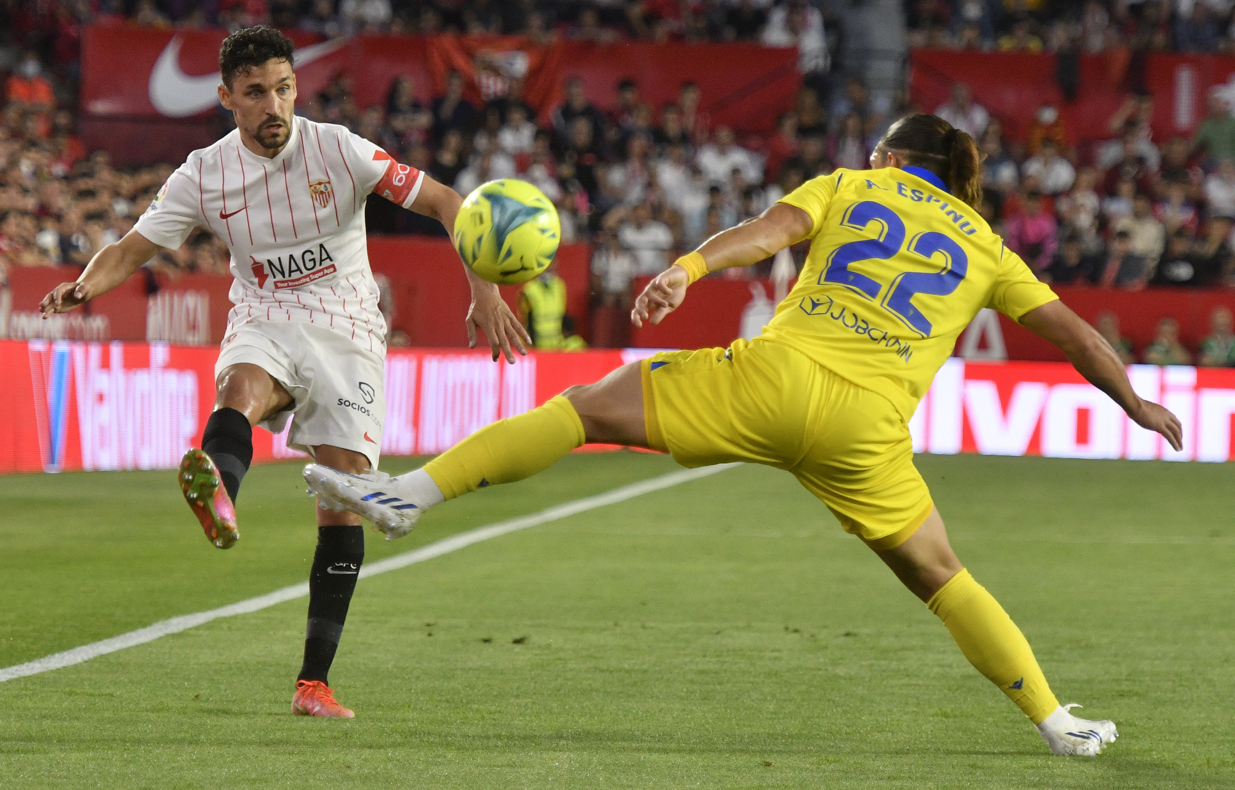 epa09917395 Sevilla FC's Jesus Navas (L) in action against Cadiz's Pacha Espino during a Spanish LaLiga soccer match between Sevilla FC and Cadiz at Ramon Sanchez Pizjuan, in Sevilla, southern Spain, 29 April 2022.  EPA-EFE/Raul Caro